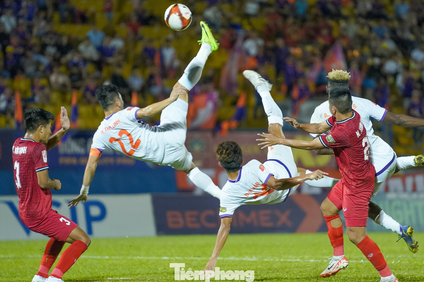 Trận này, Tiến Linh và Vĩ Hào khá vô duyên trong các pha dứt điểm mặc dù được kiến tạo rất tốt từ đồng đội.