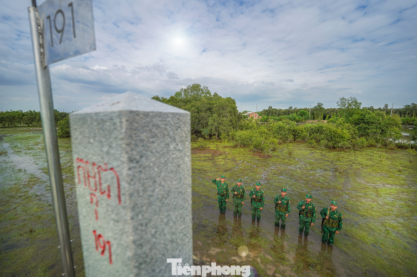 Theo Đội trưởng Huỳnh Quang Khởi của đội Vũ trang tuần tra cột mốc biên giới, tại mỗi cột mốc, đội Vũ trang đều thực hiện nghi thức chào cột mốc nghiêm trang. Địa hình không thuận lợi nhưng các chiến sĩ trẻ luôn nêu cao tinh thần giữ vững biên giới quốc gia, vượt mọi khó khăn, gian khổ hoàn thành nhiệm vụ thiêng liêng.