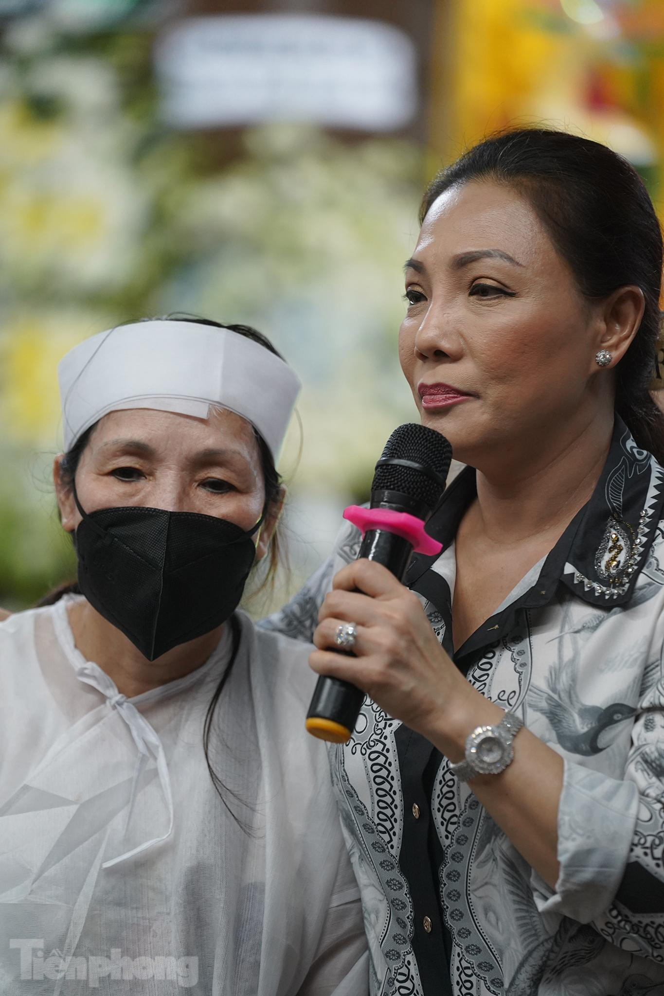 "Khi hay anh ra đi, tôi đau lòng lắm. Trước kia, chúng tôi đi với nhau từ đoàn Thanh Nga, rồi sân khấu Tài năng của nhà hát cải lương Trần Hữu Trang… cho đến những chuyến lưu diễn ở miền Trung. Các vỡ diễn có cặp đôi Cẩm Tiên-Vương Cảnh rất ăn khách. Năm 1992, đóng tuồng xã hội, tôi không có phục trang vì chưa đủ tiền mua, anh Cảnh nói với bà xã cho Tiên mượn 5 bộ đồ hiệu. Câu chuyện này đã mãi gắn với sự nghiệp của Cẩm Tiên. Anh Cảnh có làn hơi không ngọt lắm, giọng kim pha đồng nhưng bù lại bởi ngoại hình điển trai", NSƯT Cẩm Tiên bồi hồi.