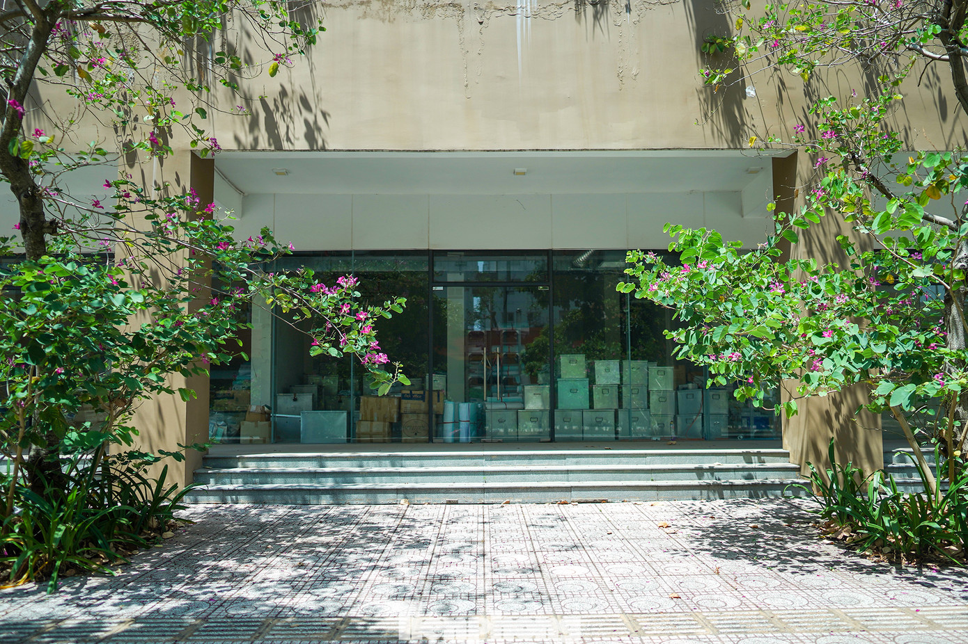 Toà nhà từng làm Bệnh viện dã chiến số 6 cũng thưa vắng. Tầng trệt được dùng làm nơi lưu trữ tài liệu.