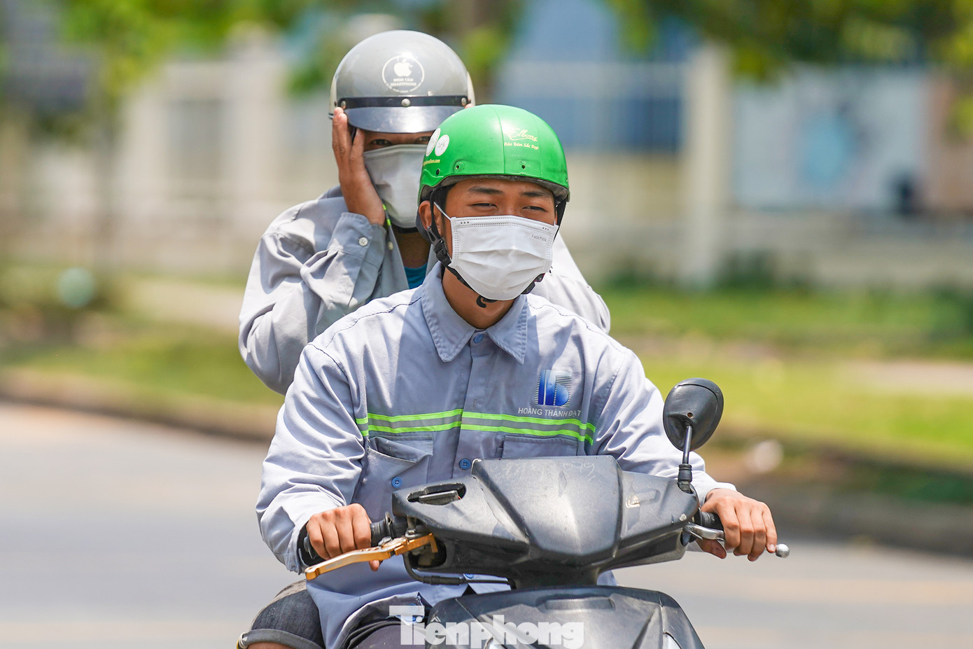 Cái nắng giữa trưa phả hơi nóng vào hai bên mang tai của một người dân đi đường.