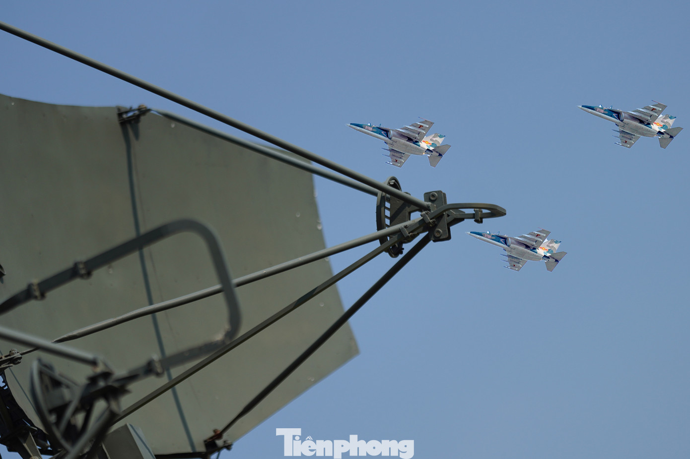 Nhiều ngày qua, các phi công Yak-130 đã bay theo biên đội 3-4 chiếc, cất cánh từ sân bay Biên Hoà qua vùng trời các địa phương Bình Dương, Bình Phước và tập các động tác tách đội, chao lượn trên bầu trời...