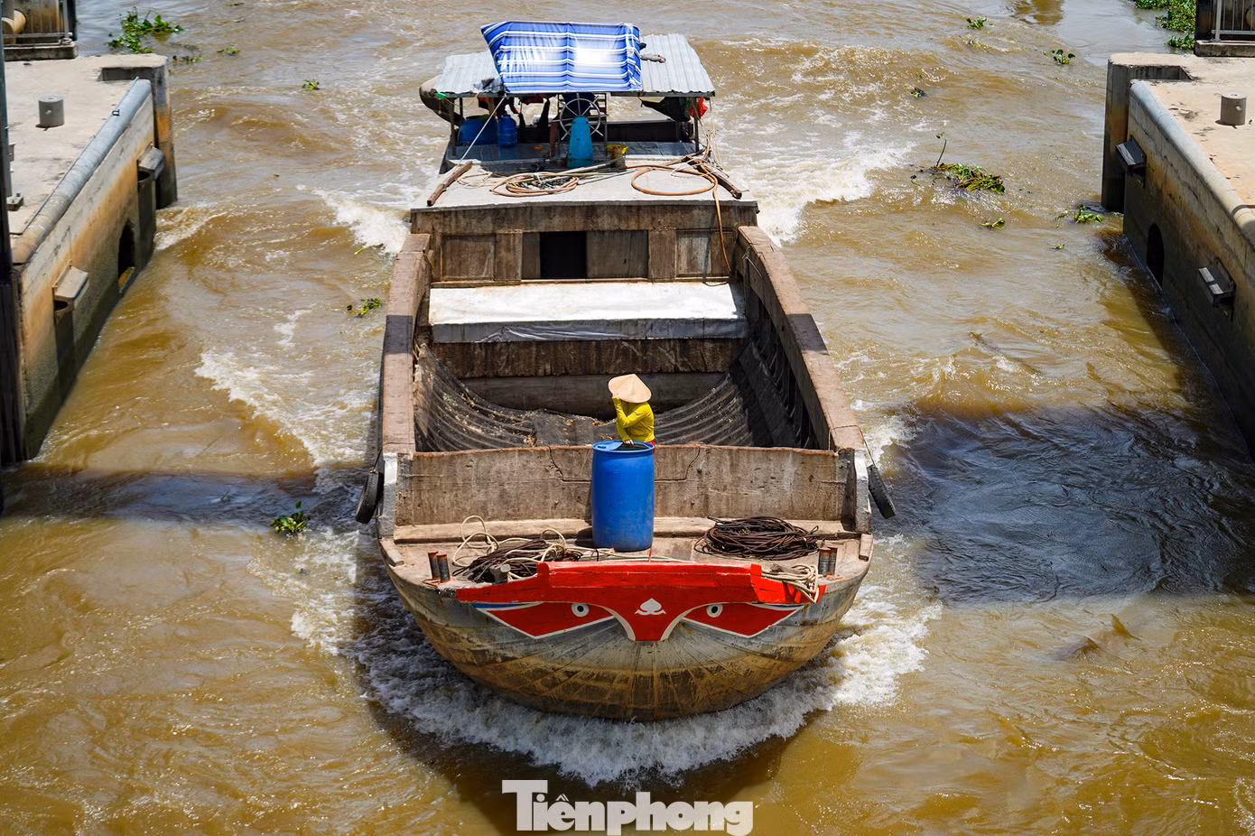Khi đèn tín hiệu trên hai đầu trụ của cửa âu tàu số 1, số 2 từ màu đỏ chuyển sang xanh thì cửa số 1 được kéo lên, nước từ thượng nguồn chảy vào khu vực bên trong âu.