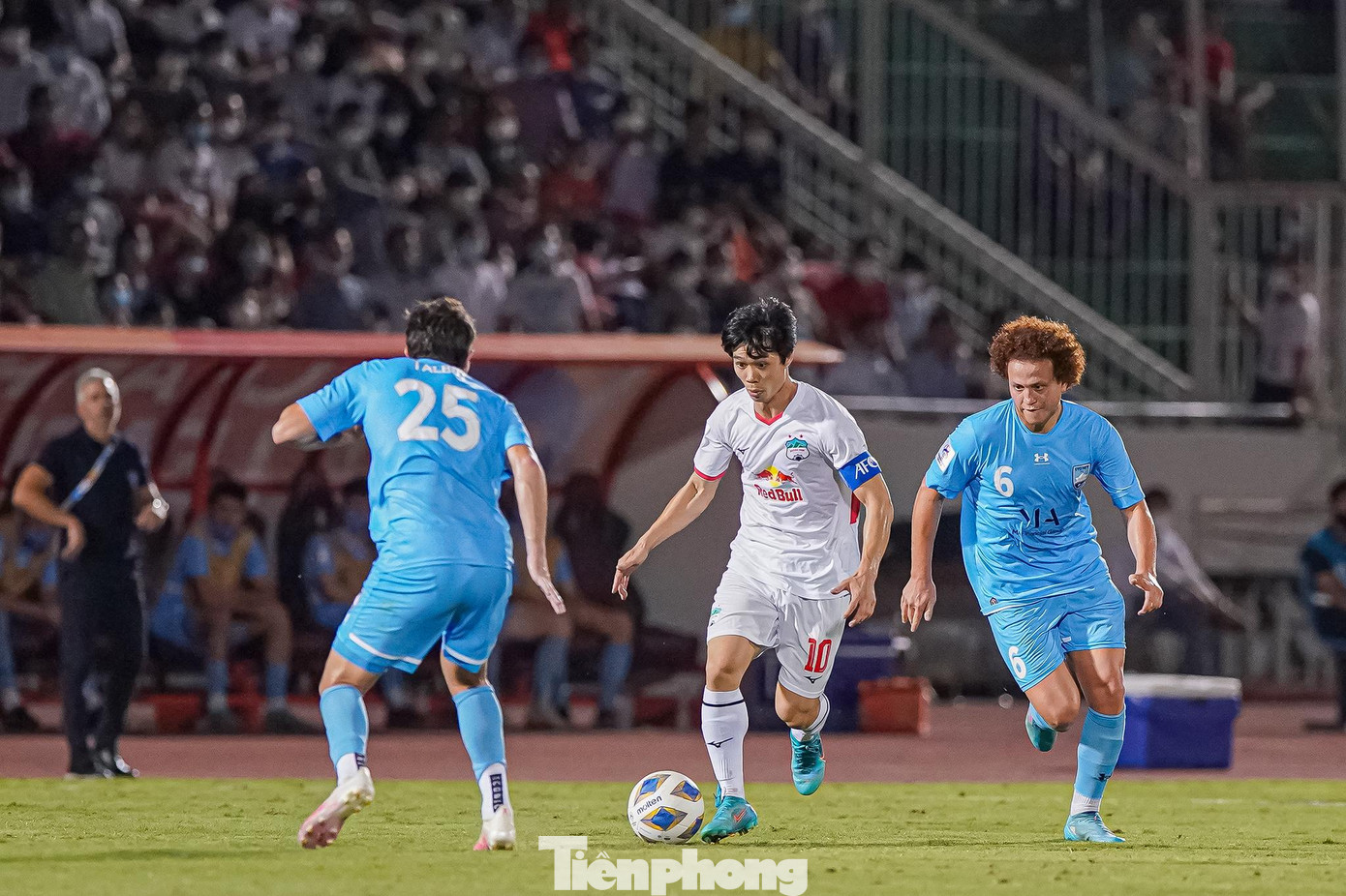 Trong ngày hậu vệ Văn Thanh thi đấu toả sáng thì hàng công của HAGL vẫn chưa phát huy sức mạnh để hiện thực hoá thành bàn thắng.