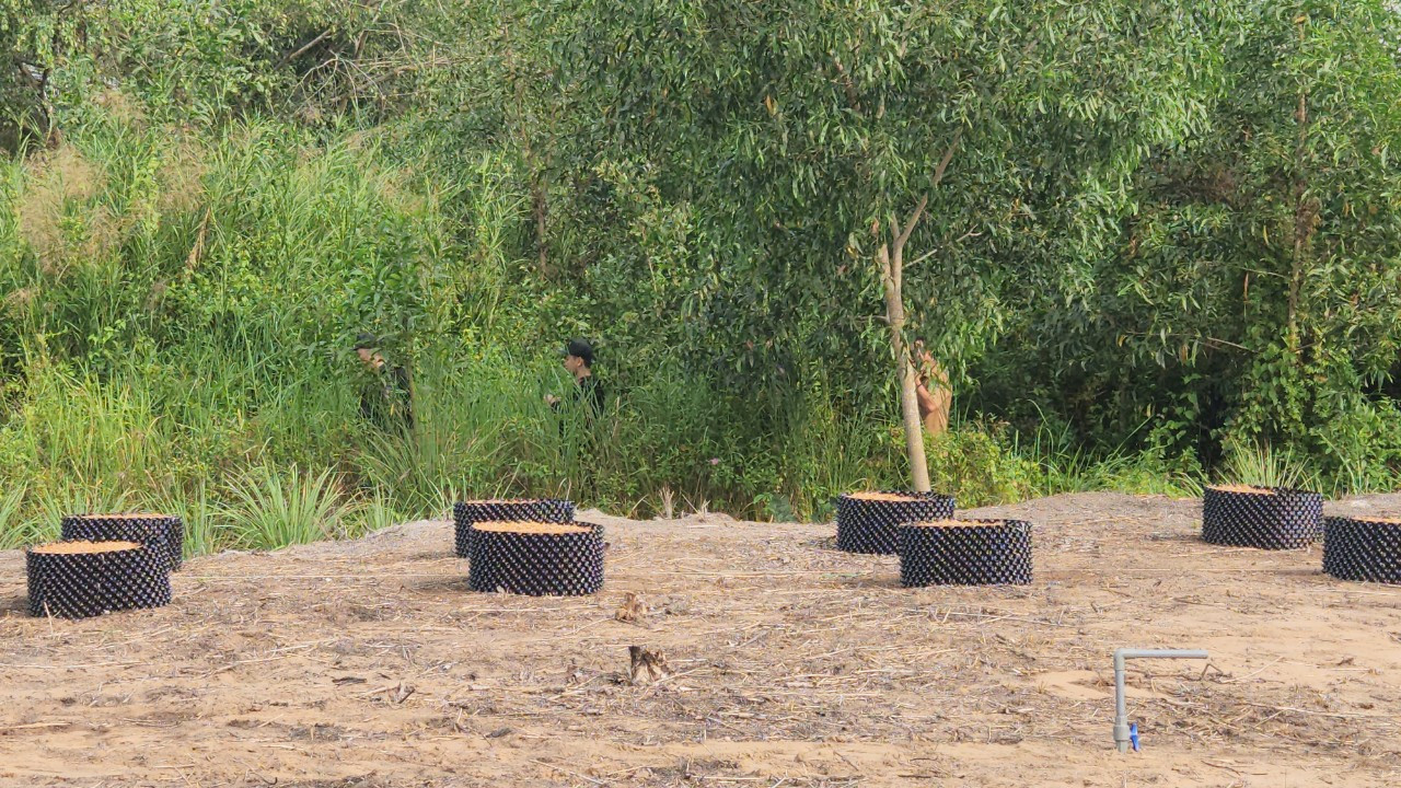 Theo ghi nhận của PV Tiền Phong vào trưa 8/1 tại ấp 7 (xã Lương Hòa, huyện Bến Lức, Long An), các lực lượng thuộc Công an tỉnh Long An phối hợp với Công an TPHCM vẫn đang tiếp tục chốt chặn trên nhiều tuyến đường dẫn vào nơi tình nghi đối tượng đang lẩn trốn. Các trinh sát xuyên đêm truy tìm dấu vết hung thủ.