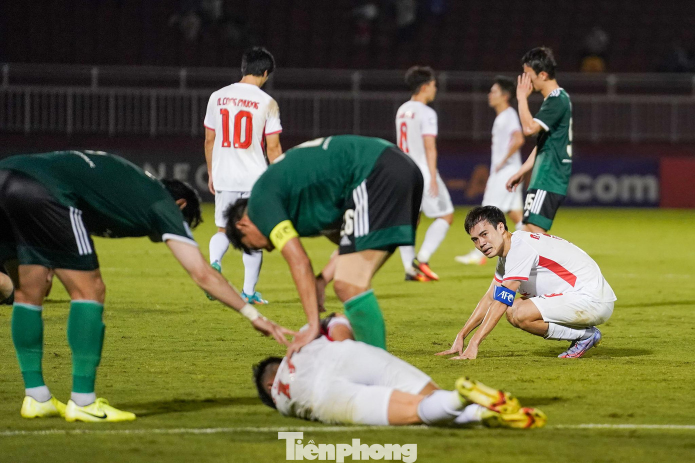 Trọng tài nổi hồi còi kết thúc trận đấu, Văn Toàn thất vọng gục xuống sân trong khi Văn Thanh được các cầu thủ đội bạn thăm hỏi sau pha va chạm.