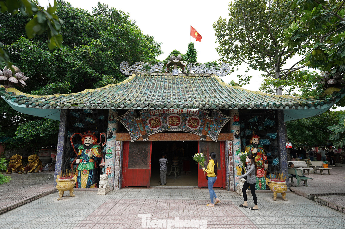 Phía trước gian chánh điện. Mặt tiền của Phù Châu Miếu quay về hướng Nam, được cất theo kiểu chữ tam gồm ba toà nhà nối liền nhau bởi hai sân thiên tỉnh hẹp có lợp mái. Mái lợp ngói âm dương tráng men xanh ngọc, gồm hai tầng chồng khít lên nhau. Trên nóc mỗi toà nhà đều trang trí rồng chầu hạt ngọc, rồng chầu tháp Cửu phẩm, rồng chầu cuốn thư. Trên bốn đầu đao cong lên có gắn hình tượng Long, Ly, Quy, Phụng và các họa tiết: hoa cúc dây, lá nho, sông nước... Các bức tường được quét vôi màu hồng đậm, các cạnh cửa sơn màu đỏ.