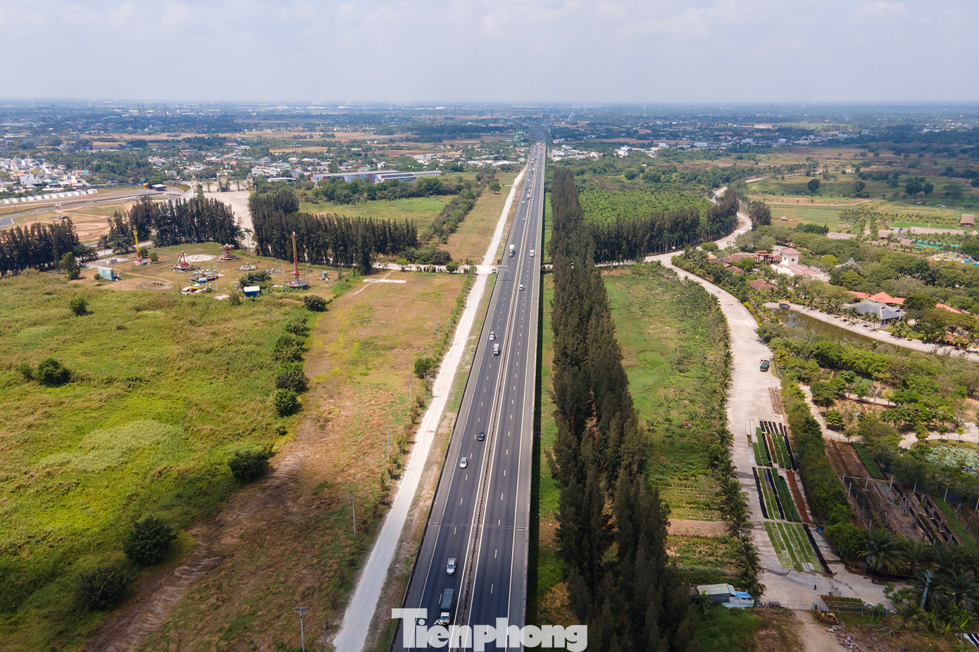 Đường cao tốc TPHCM - Trung Lương chạy cắt ngang khu Happy Land.