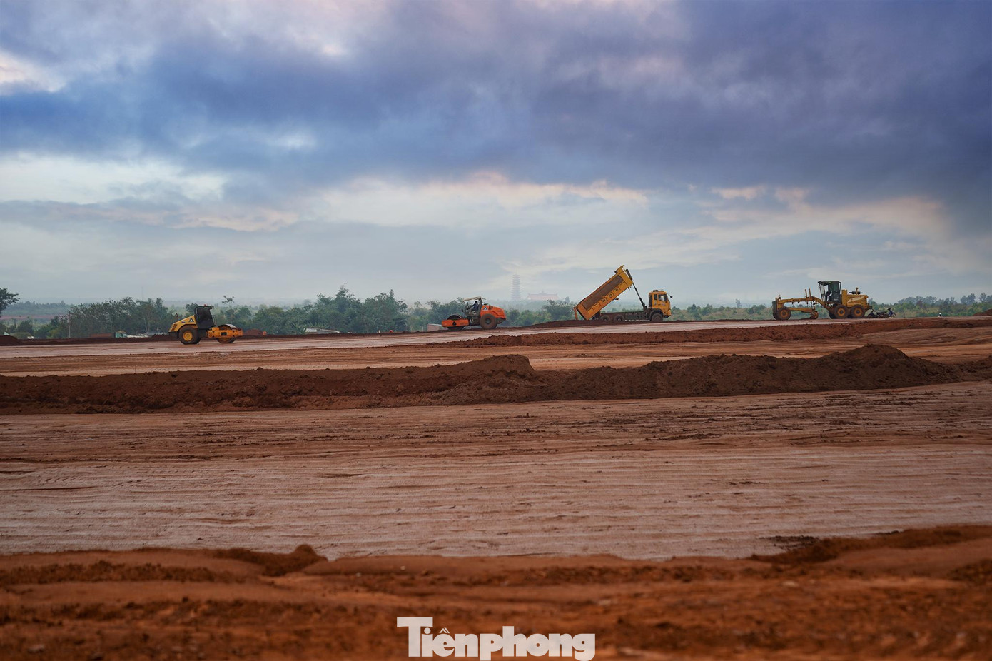 Trên công trường dự án, máy móc được huy động lớn, hoạt động thi công diễn ra liên tục và khẩn trương. Trên công trường dự án, máy móc được huy động lớn, hoạt động thi công diễn ra liên tục và khẩn trương.