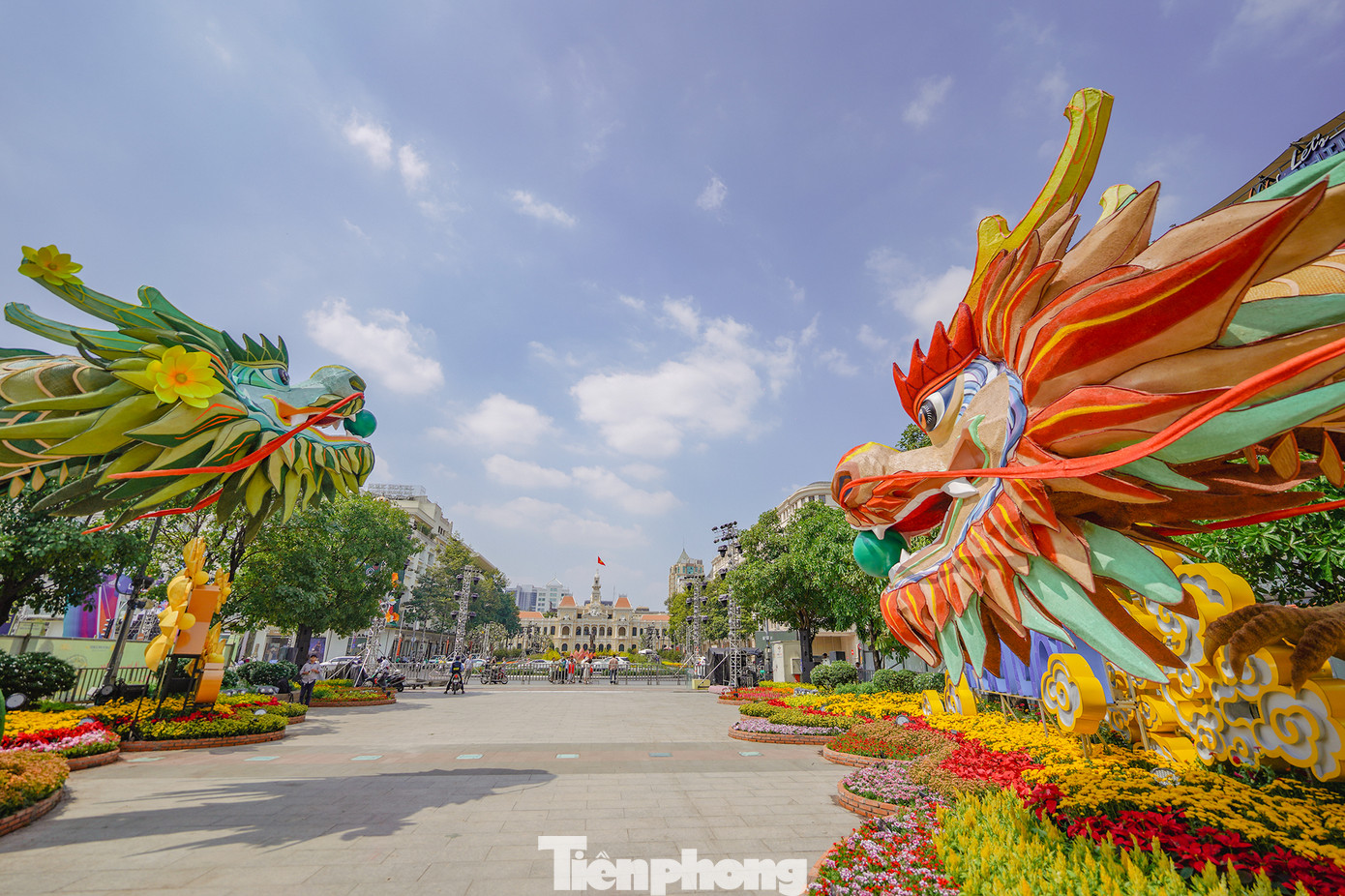 Hai con rồng ở cổng chào &quot;Lưỡng Long Triều Liên&quot;, với hình ảnh con rồng đang chuyển động gần như hoàn thiện xong. Mỗi linh vật có 5 đoạn thân uốn lượn dọc hai bên đường hoa, dài hơn 100m và kích thước vòng đầu khoảng 2m ôm lấy dọc đường hoa, tạo nên một khung cảnh hoành tráng, rực rỡ.