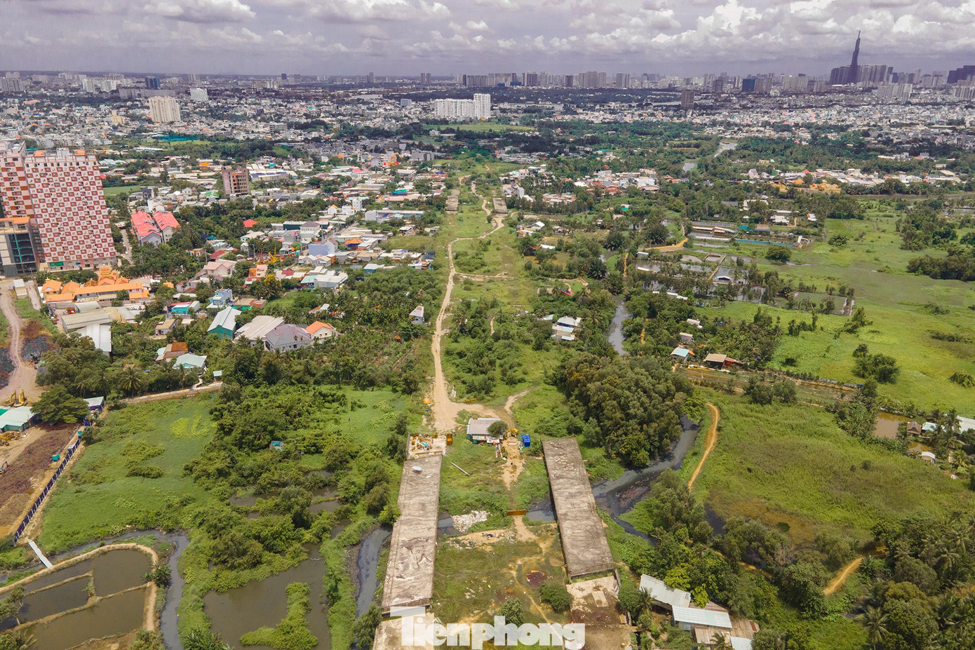 "Từ nay đến cuối năm 2022: Hoàn tất giai đoạn tiền khả thi và trình chủ trương đầu tư dự án. Đến năm 2023: Tập trung công tác duyệt dự án khả thi, chuẩn bị công tác khảo sát mặt bằng. Cuối năm 2023: Dự kiến duyệt dự án khả thi và bắt đầu khởi động công tác GPMB. Giai đoạn 2024-2025: Bắt đầu tập trung cho công tác GPMB. Cố gắng tìm cơ chế triển khai song song công tác GPMB để có thể cuối năm 2024 thì khởi công những gói thầu khép kín Vành đai 2. Thi công và hoàn thành trong năm 2026", Ông Lương Minh Phúc chia sẻ thêm. "Từ nay đến cuối năm 2022: Hoàn tất giai đoạn tiền khả thi và trình chủ trương đầu tư dự án. Đến năm 2023: Tập trung công tác duyệt dự án khả thi, chuẩn bị công tác khảo sát mặt bằng. Cuối năm 2023: Dự kiến duyệt dự án khả thi và bắt đầu khởi động công tác GPMB. Giai đoạn 2024-2025: Bắt đầu tập trung cho công tác GPMB. Cố gắng tìm cơ chế triển khai song song công tác GPMB để có thể cuối năm 2024 thì khởi công những gói thầu khép kín Vành đai 2. Thi công và hoàn thành trong năm 2026", Ông Lương Minh Phúc chia sẻ thêm.