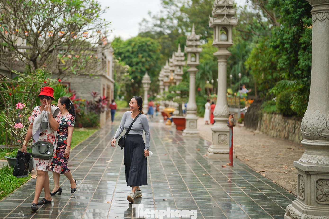 Du khách đến đây không cần mang theo nhang đèn, chỉ cần có lòng thành, bái Phật cầu nguyện.