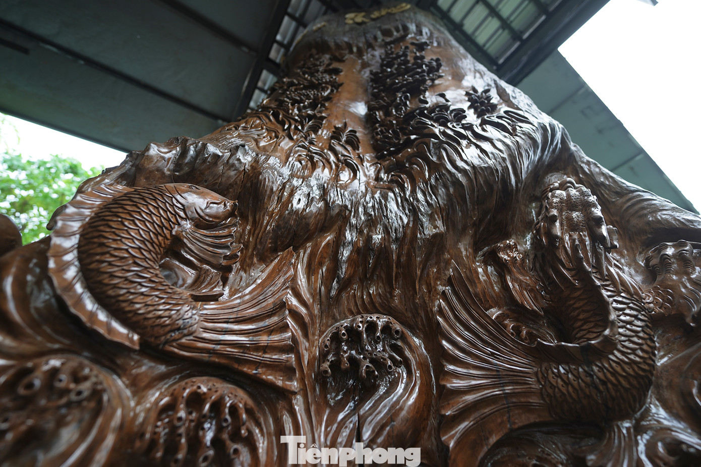 Tác phẩm được tạo tác tỉ mỉ, tinh xảo, hàm chứa ý nghĩa sâu sắc trong từng chi tiết. Tác phẩm được tạo tác tỉ mỉ, tinh xảo, hàm chứa ý nghĩa sâu sắc trong từng chi tiết.