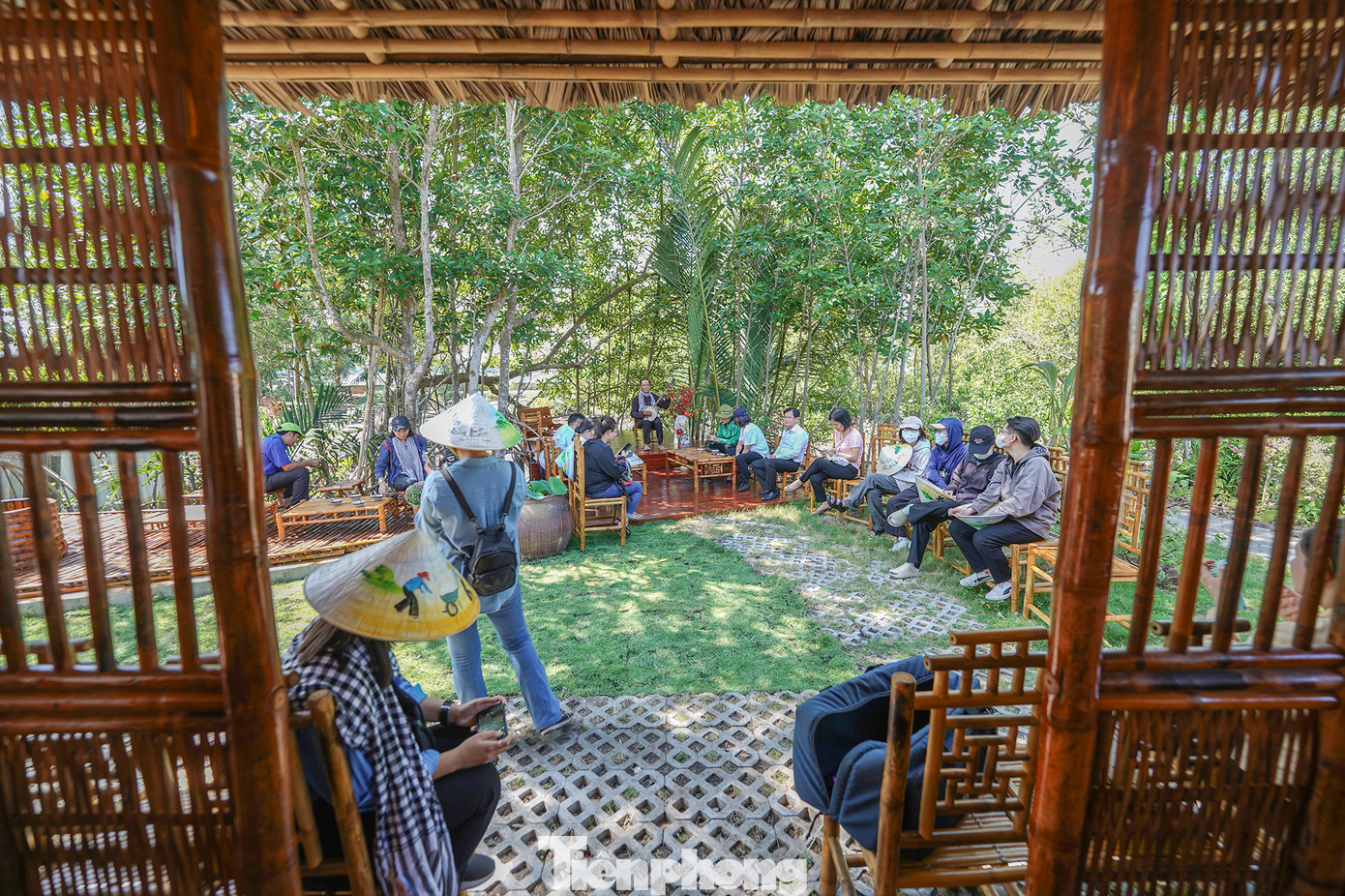 Ngoài ra, du khách cũng được trải nghiệm nhiều loại hình nghệ thuật cũng như nhiều món ngon địa phương...