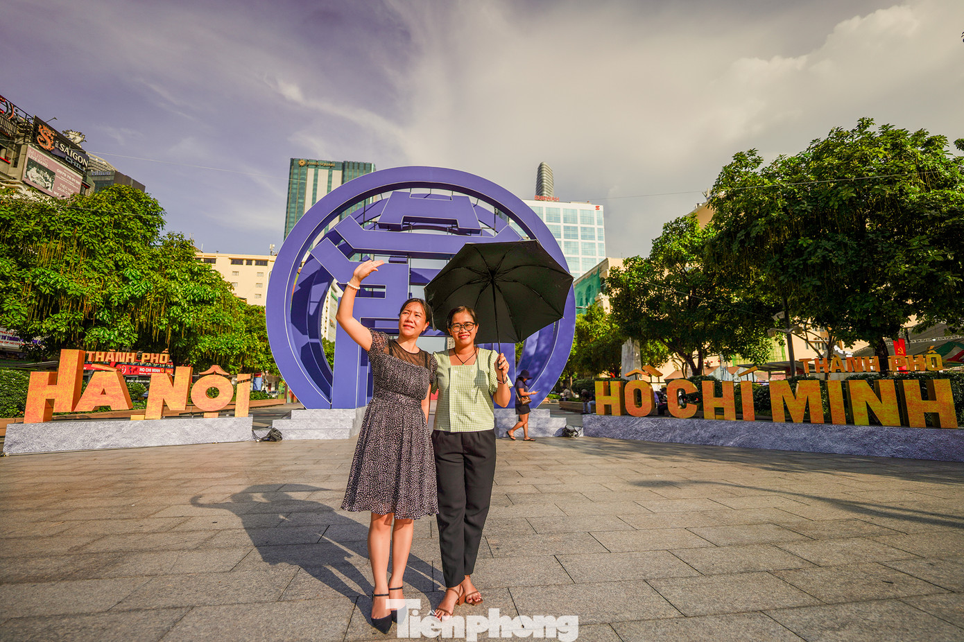 Từ chiều 23/8, người dân đã đội nắng ra phố đi bộ Nguyễn Huệ để được tận mắt chiêm ngưỡng các công trình đặc trưng, đậm dấu ấn thủ đô Hà Nội.