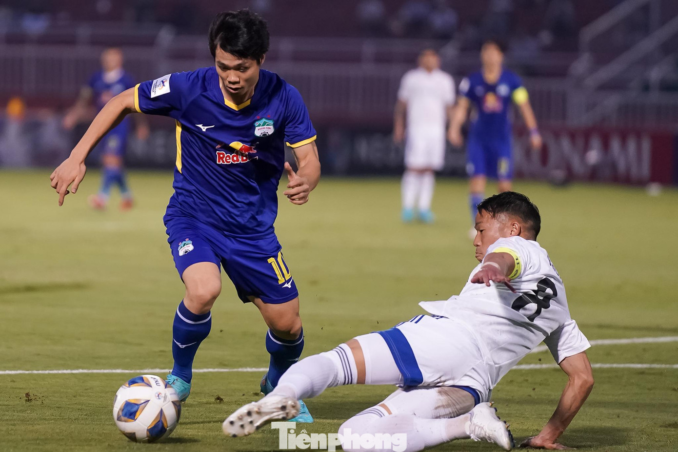 Trong trận gặp Yokohama, Công Phượng và đồng đội chưa hiện thực hoá bàn thắng trong nhiều tình huống. Tuy nhiên, ông Kevin Muscat, HLV trưởng Yokohama đánh giá cao Công Phượng và Văn Toàn.