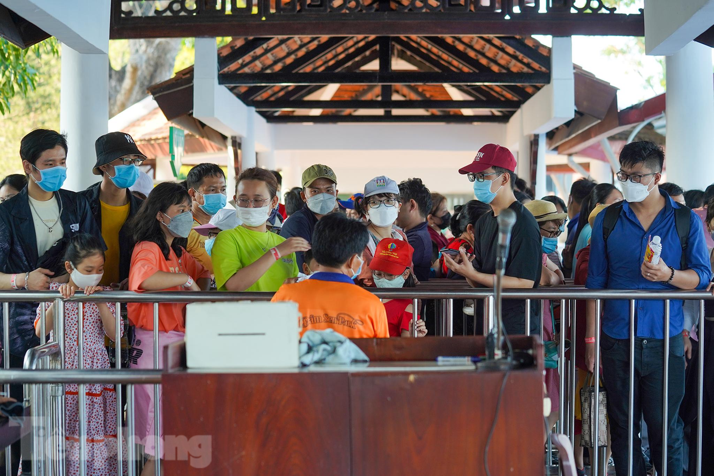 "Cũng lâu rồi không được đi đâu, nay vô Đầm Sen muốn trải nghiệm đạp vịt trên hồ nước, hít thở được cái không khí mát mẻ, trong lành. Thời điểm giãn cách, việc thở thôi cũng là đã khó vì cả nhà tôi đều là F0. Cậu và dì của tôi không qua khỏi. Chính vì thế, đi thì đi, vui thì vui nhưng chúng tôi luôn hết sức tuân thủ khẩu trang, không nói chuyện rôm rả nơi đông người", chị Lê Thị Quỳnh, ngụ quận Bình Tân chia sẻ sau khi vừa xếp hàng mua vé xong.