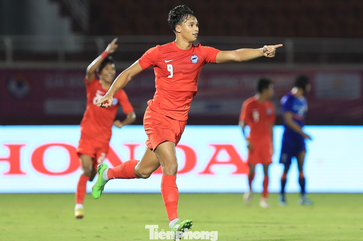 Ikhsan Fandi tỏa sáng ở cuối hiệp 1 khi thực hiện cú sút phạt khó chịu, đưa bóng đập người cầu thủ Ấn Độ bay vào lưới. Tiền đạo của BG Pathum United cho thấy anh xứng đáng được xem như một trong những chân sút hàng đầu Đông Nam Á hiện tại. Sở hữu thể hình tốt và lối chơi hiện đại, Ikhsan là mối nguy hiểm lớn nhất với Ấn Độ ở trận đấu vừa qua. Ikhsan Fandi tỏa sáng ở cuối hiệp 1 khi thực hiện cú sút phạt khó chịu, đưa bóng đập người cầu thủ Ấn Độ bay vào lưới. Tiền đạo của BG Pathum United cho thấy anh xứng đáng được xem như một trong những chân sút hàng đầu Đông Nam Á hiện tại. Sở hữu thể hình tốt và lối chơi hiện đại, Ikhsan là mối nguy hiểm lớn nhất với Ấn Độ ở trận đấu vừa qua.