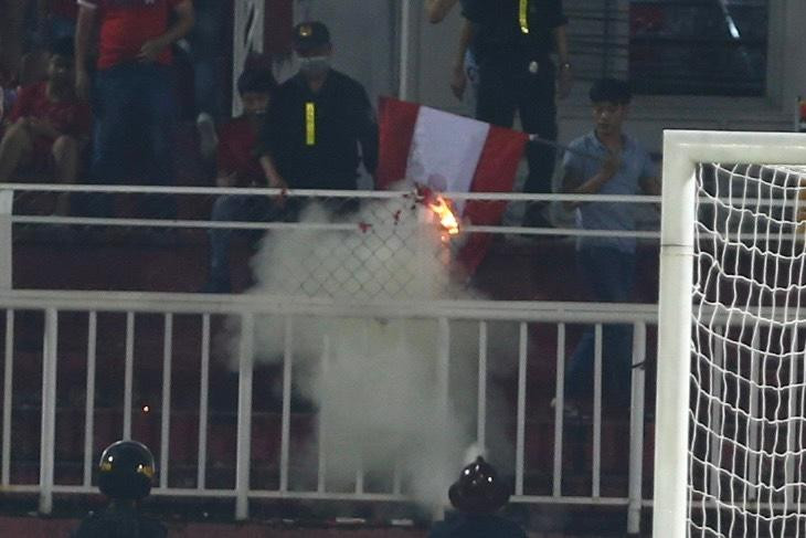 Lực lượng chức năng đã có mặt xử lý. &quot;Một CĐV cố đốt quả pháo hoa. Đốt gần bong bóng có khí bén lửa nên cháy. Có một CĐV bị bỏng, cháy cả tóc và được đưa đi bệnh viện rồi&quot;, một khán giả cho biết.