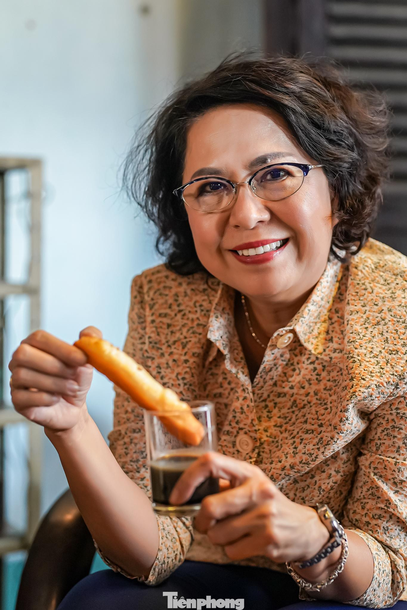 Bà Tô Thị Bích Châu, Bí thư Quận uỷ Quận 1 thưởng thức món bánh quẩy chấm cà phê pha với bơ.