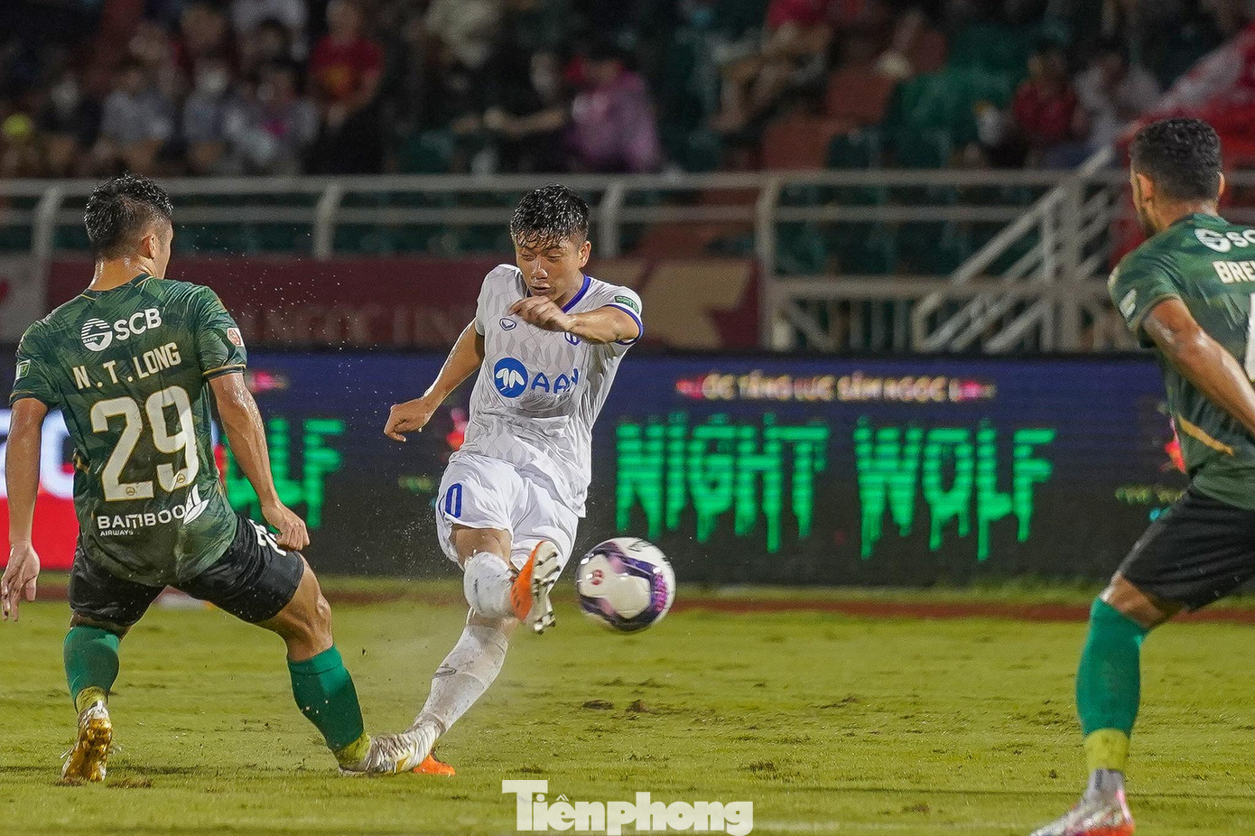 Ở trận đấu này, SLNA tung đội hình xuất phát toàn bộ là nội binh, trong khi CLB TP.HCM sử dụng 2 ngoại binh, một cầu thủ nhập tịch và một cầu thủ Việt kiều. Vì vậy, họ lép vế trong hiệp 1 nhưng áp đảo lại ở hiệp 2 bằng nhiều pha tấn công nguy hiểm.