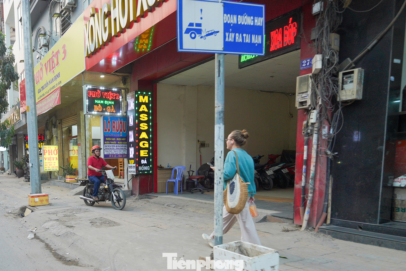 Hình ảnh ghi nhận dưới chân cầu vượt Hoàng Hoa Thám (quận Tân Bình) đoạn gần nút giao Hoàng Hoa Thám-Cộng Hoà.