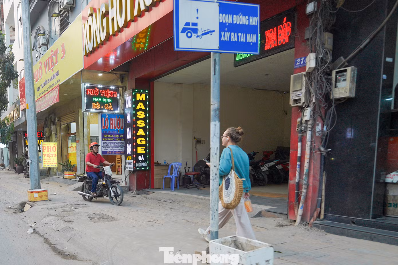 Hình ảnh ghi nhận dưới chân cầu vượt Hoàng Hoa Thám (quận Tân Bình) đoạn gần nút giao Hoàng Hoa Thám-Cộng Hoà.