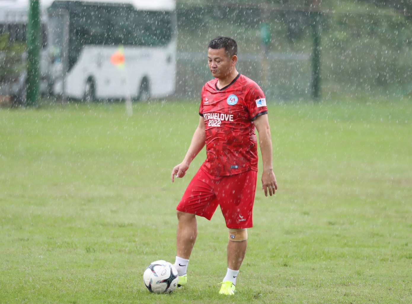 Ngoại hình khá nặng nề nhưng Văn Quyến vẫn rất nhanh nhẹn mỗi khi chạm bóng.