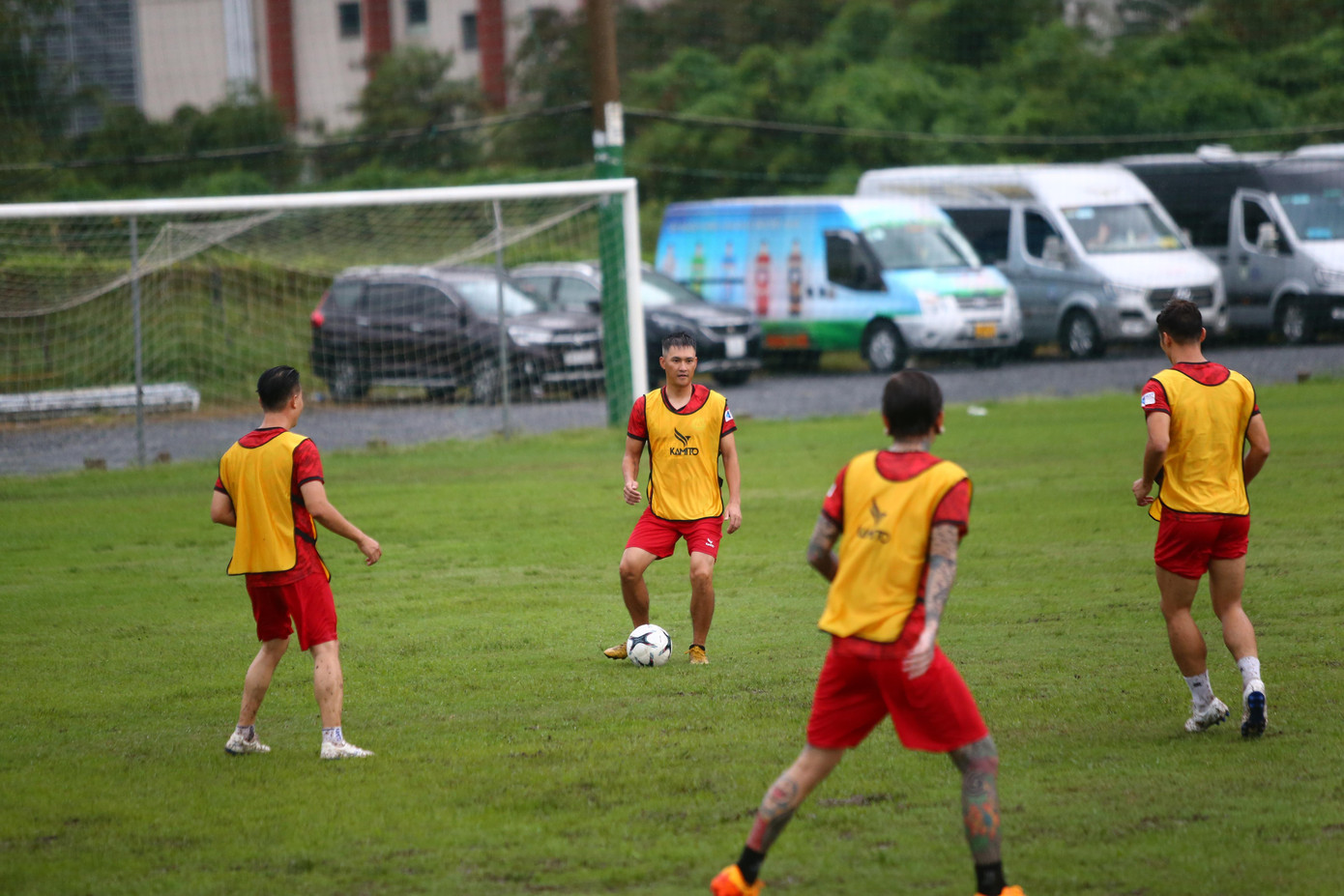 Buổi tập mới bắt đầu được 10 phút thì trời mưa lớn. Các cầu thủ chia làm hai nhóm chơi bóng ma trong lúc hy vọng chờ mưa ngớt để bước vào buổi tập. Tuy nhiên, mưa mỗi lúc một nặng hạt.