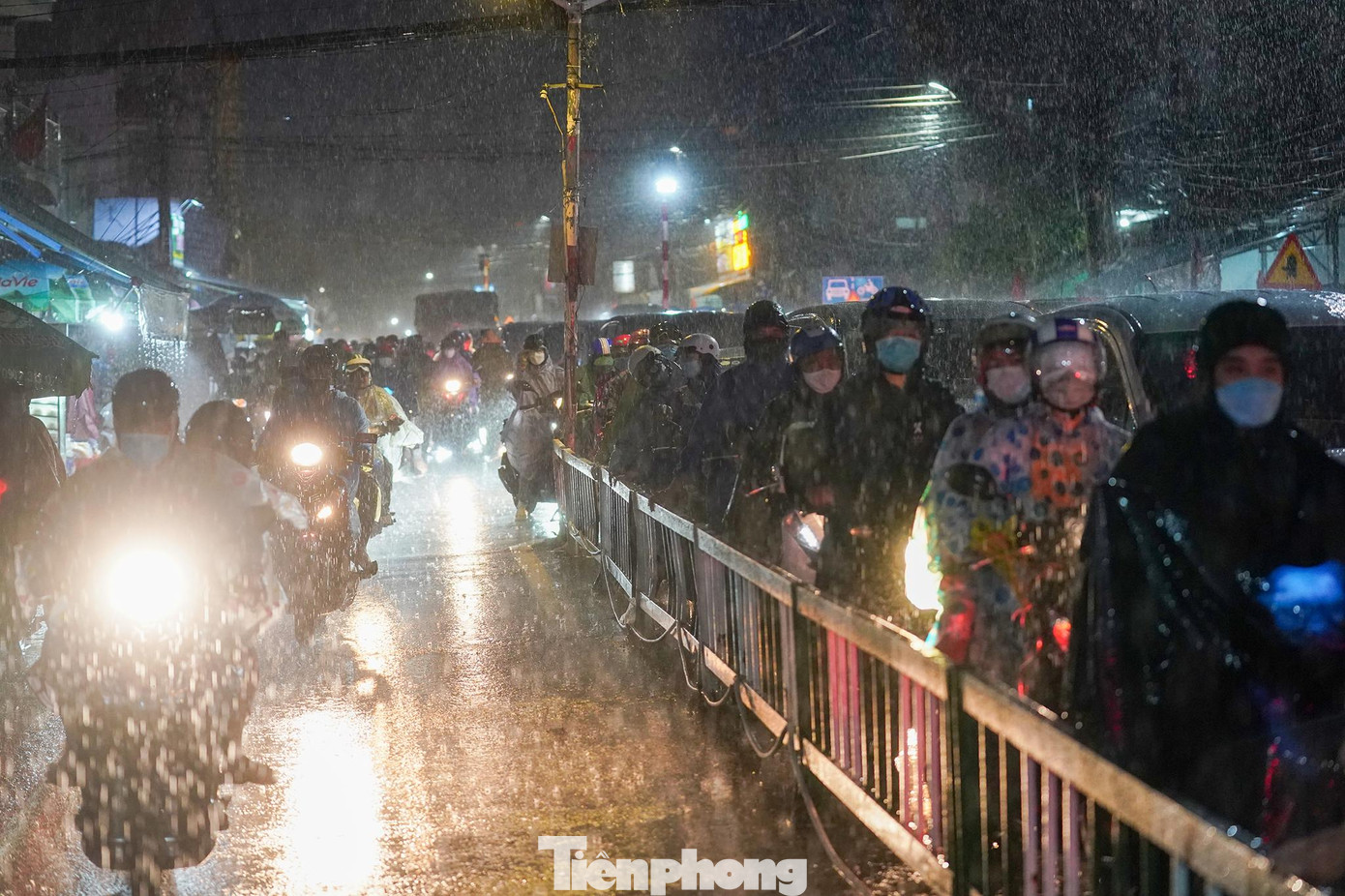 “Lễ 30/4, chúng tôi huy động 8 phà và tăng cường nhân lực để bán vé, phân luồng, giải tỏa ách tắc giao thông", Ông Nguyễn Thanh Tuấn, Phó Giám đốc Xí nghiệp Quản lý phà Thanh niên xung phong TPHCM cho biết. “Lễ 30/4, chúng tôi huy động 8 phà và tăng cường nhân lực để bán vé, phân luồng, giải tỏa ách tắc giao thông", Ông Nguyễn Thanh Tuấn, Phó Giám đốc Xí nghiệp Quản lý phà Thanh niên xung phong TPHCM cho biết.