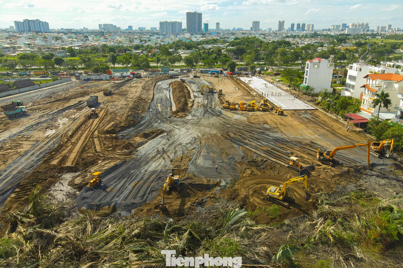 Giữa tháng 7/2021, TPHCM khẩn trương san lấp mặt bằng một đầm lầy rộng hơn 5 héc-ta để xây dựng bệnh viện dã chiến số 13 đón F0 vào điều trị. Vị trí san lắp nằm tại lô đất số 6, khu 9A + B, trước là ao đầm, nền đất mềm thuộc khu đô thị mới phía Nam thành phố, mặt tiền đại lộ Nguyễn Văn Linh.