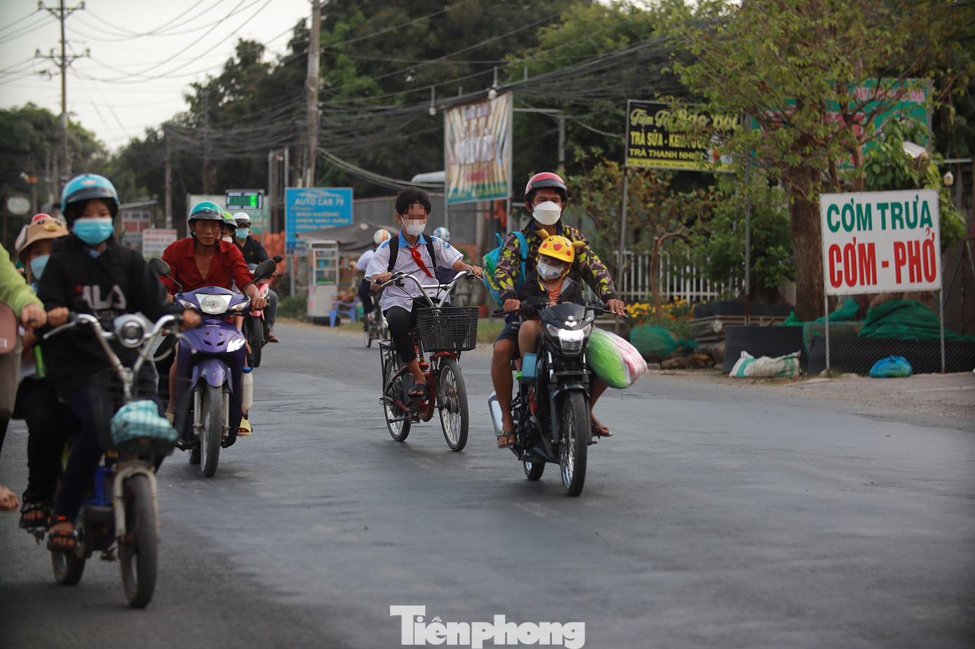 Bon bon trên xe điện, em học sinh lớp 8 này không đội mũ bảo hiểm, tự tin di chuyển giữa tim đường.