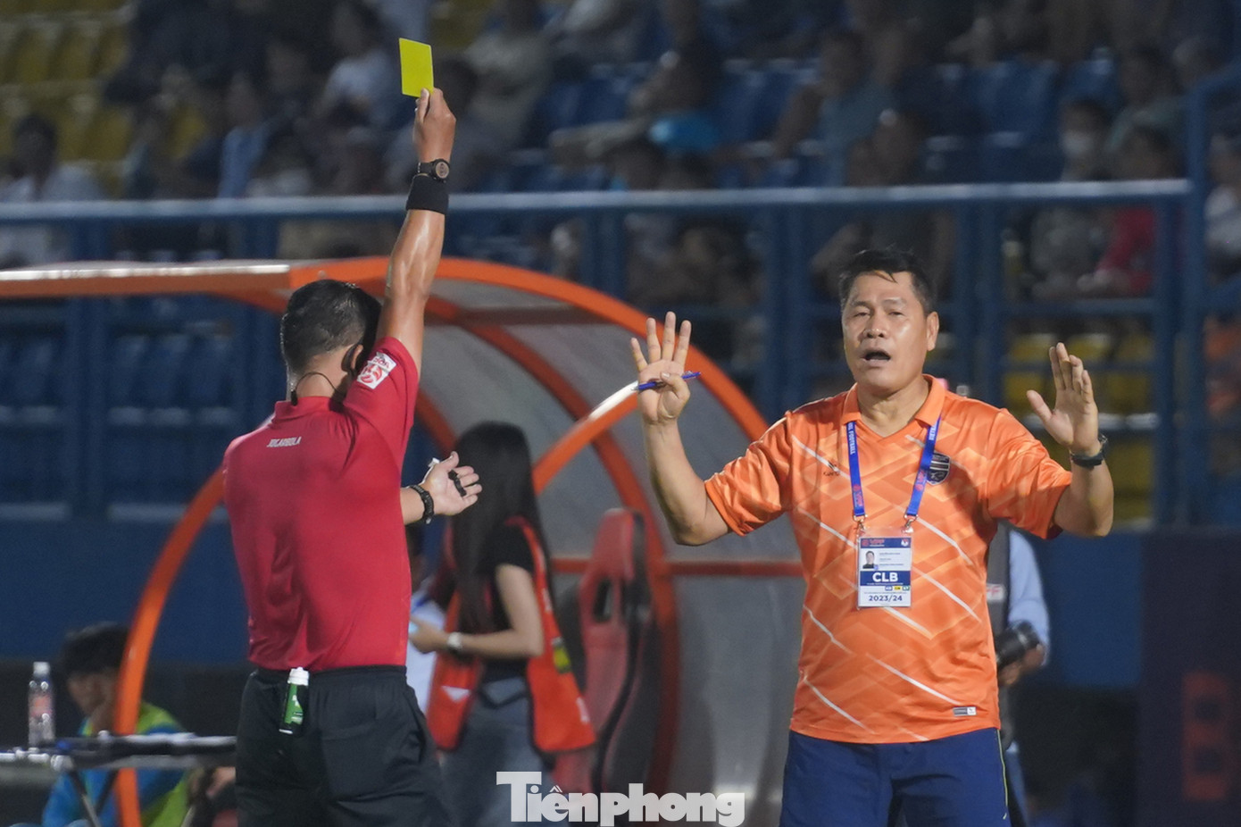 Trợ lý HLV Lê Huỳnh Đức nhận thẻ vàng khi cố tình cản trở pha ném biên của đội Quảng Nam.
