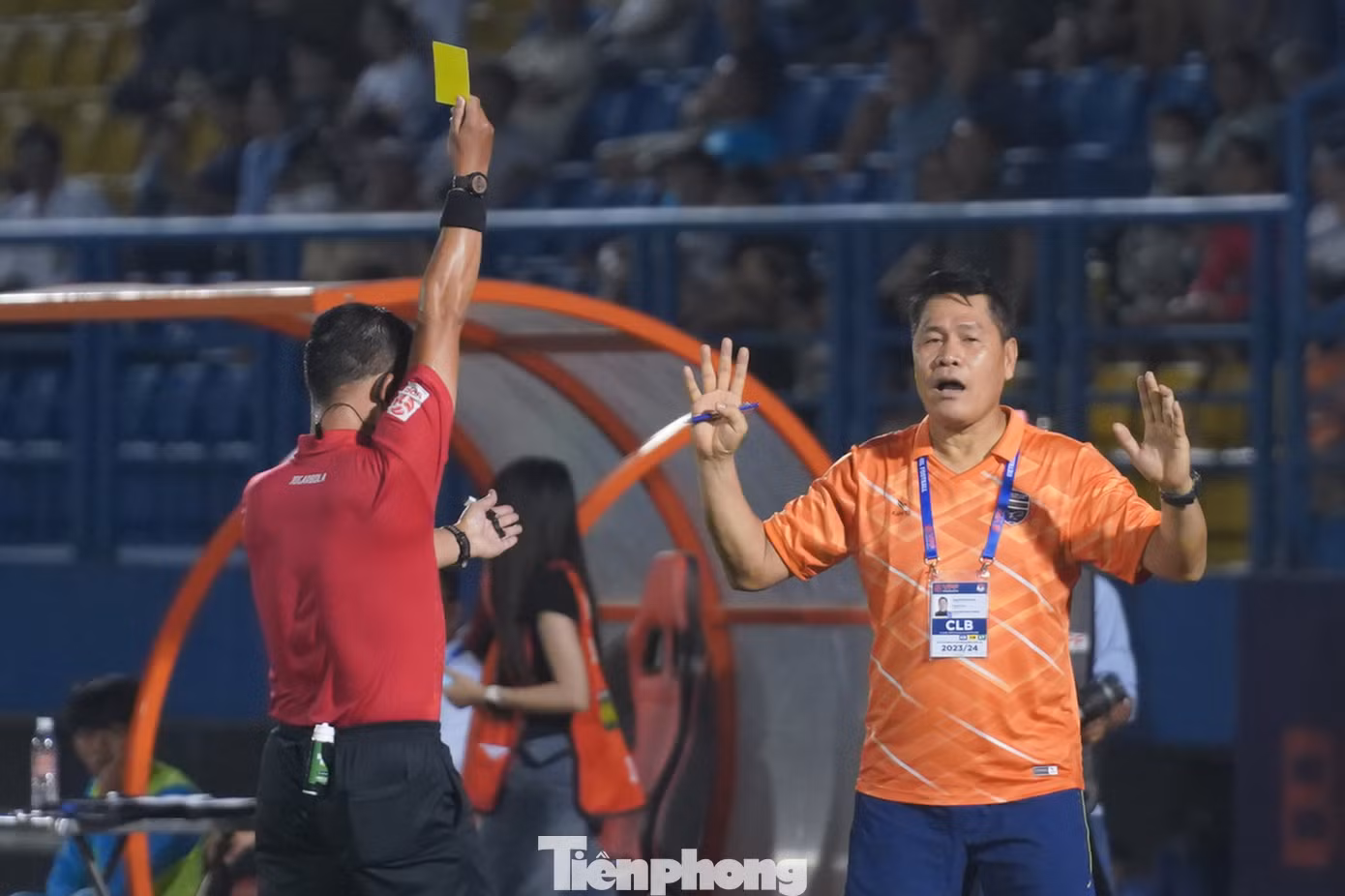 Trợ lý HLV Lê Huỳnh Đức nhận thẻ vàng khi cố tình cản trở pha ném biên của đội Quảng Nam.
