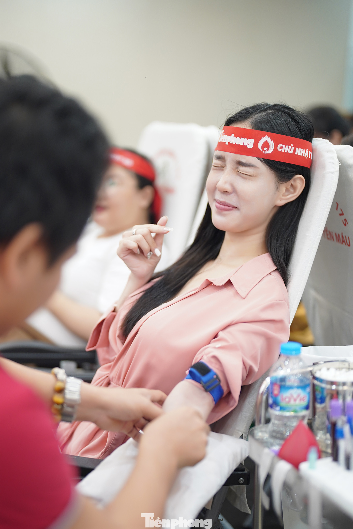 &quot;Cứ tưởng đau lắm, em không dám nhìn, nhưng khi kim tiêm vào em không hay biết gì luôn&quot;, người đẹp Ngọc Thảo chia sẻ.