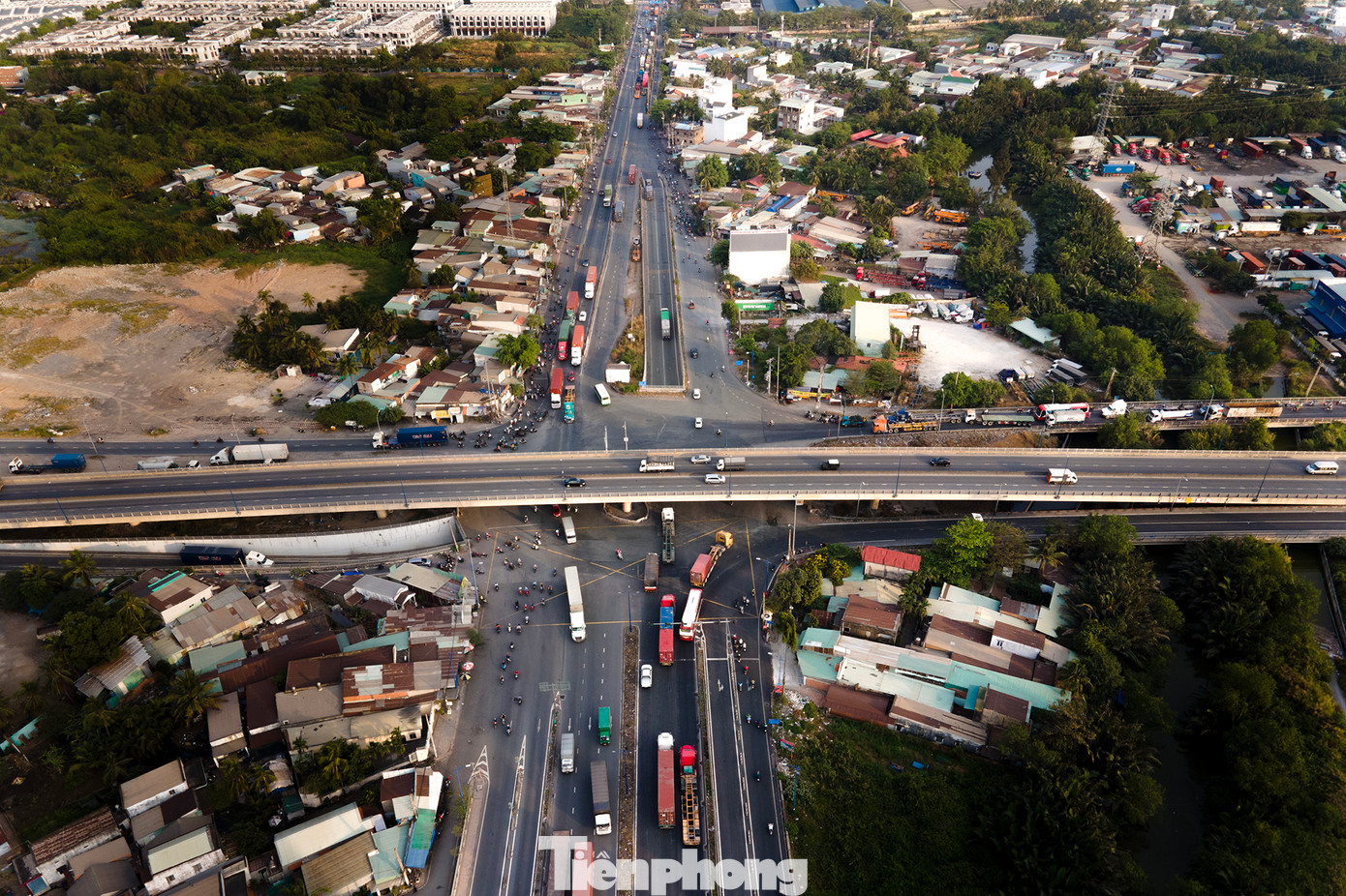 Hạ tầng tại vòng xoay Mỹ Thủy chưa hoàn thiện, rất cần làn riêng cho xe tải và xe hai bánh.