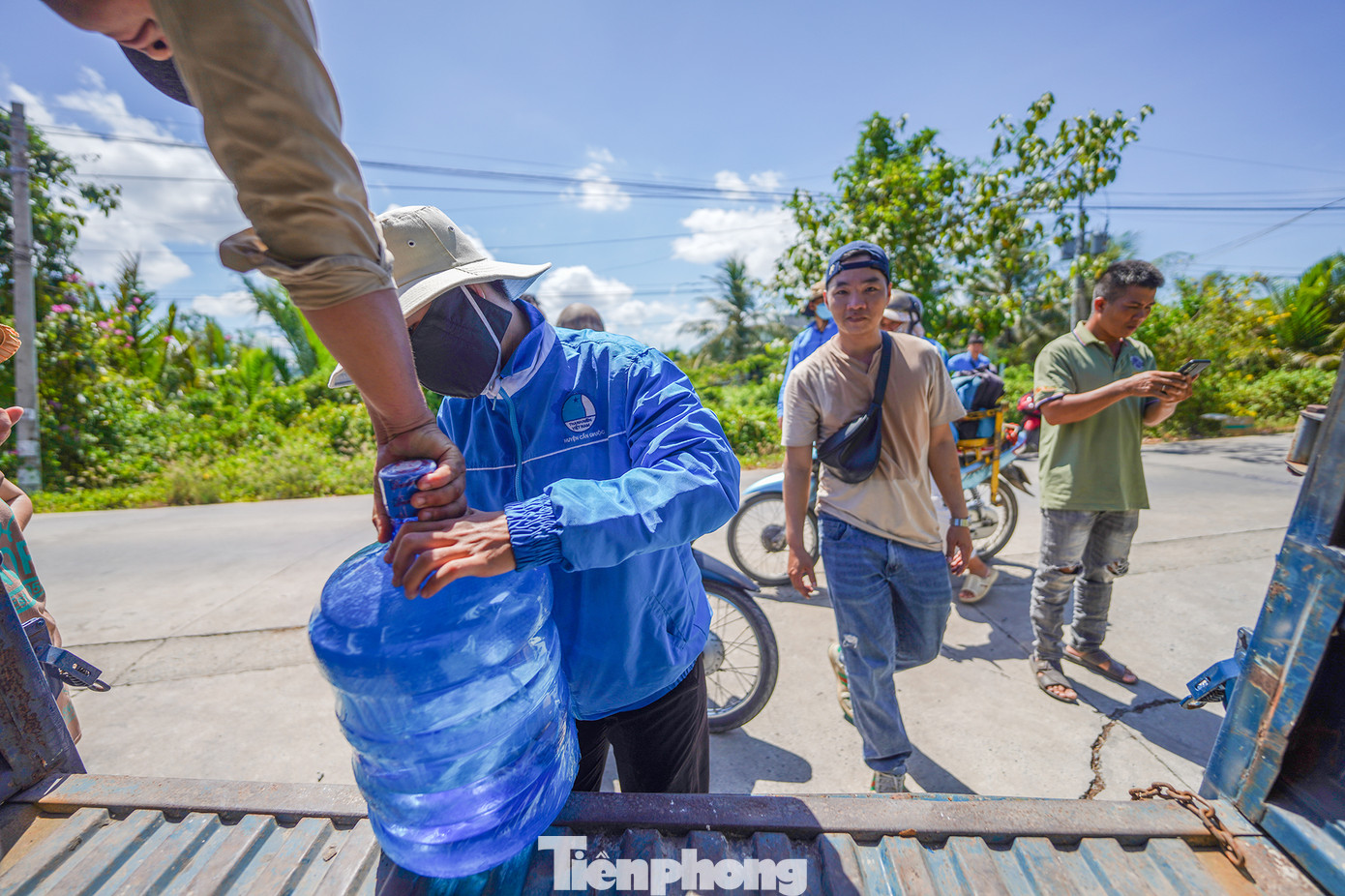 Người dân ấp Tân Chánh nâng cao ý thức sẻ chia, chỉ nhận mỗi người một bình nước.