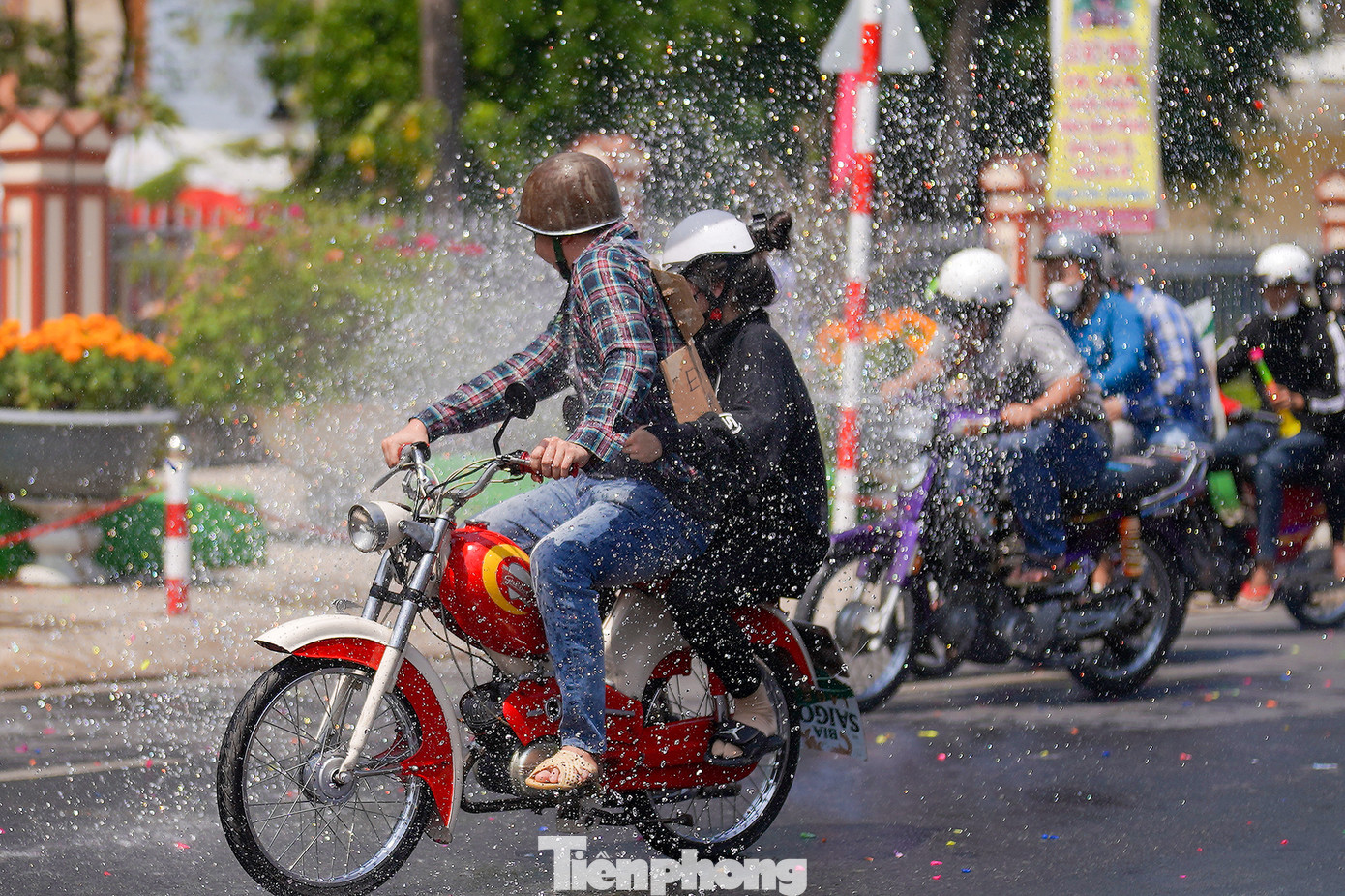 Nhiều người dân cho biết, tục lệ này gần đây đang có dấu hiệu "biến tướng" vì trước kia được làm rất đơn giản. Theo ông Nguyễn Văn Mười (Khu phố 2, thị trấn Tầm Vu), trước kia người dân không có nhiều xe máy, chủ yếu tạt nước vào xe đò. "Tôi cúng lễ từ năm 1989 đến nay, mấy cảnh chạy xe nẹt pô, lạng lách trước kia không có... Vì vậy, vào những ngày này, người dân hạn chế chạy xe, chỉ đứng trên vỉa hè theo dõi".