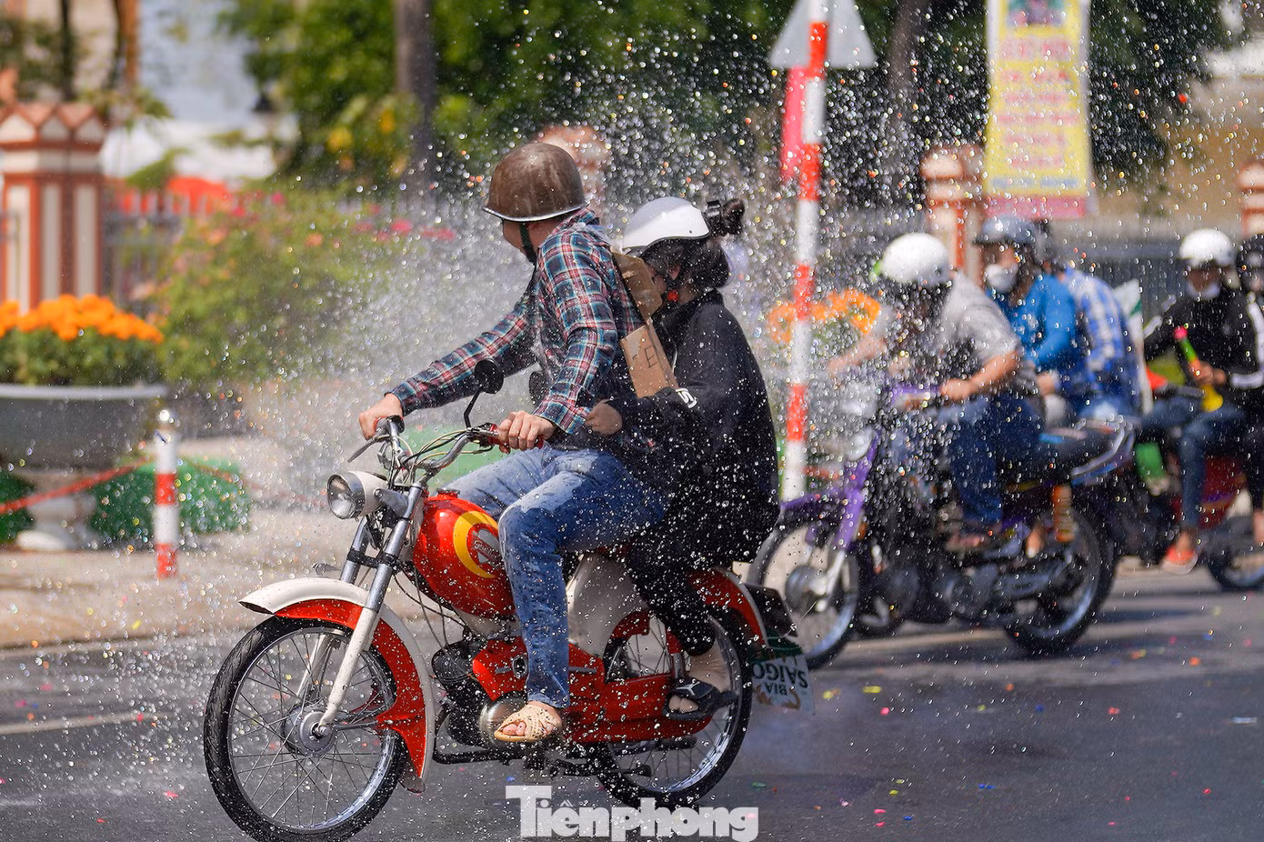 Nhiều người dân cho biết, tục lệ này gần đây đang có dấu hiệu "biến tướng" vì trước kia được làm rất đơn giản. Theo ông Nguyễn Văn Mười (Khu phố 2, thị trấn Tầm Vu), trước kia người dân không có nhiều xe máy, chủ yếu tạt nước vào xe đò. "Tôi cúng lễ từ năm 1989 đến nay, mấy cảnh chạy xe nẹt pô, lạng lách trước kia không có... Vì vậy, vào những ngày này, người dân hạn chế chạy xe, chỉ đứng trên vỉa hè theo dõi".