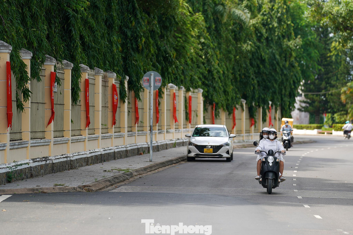 Một con đường đẹp dọc sông Cà Ty rợp màu chào mừng Đại hội Đoàn TNCS Hồ Chí Minh tỉnh Bình Thuận. Một con đường đẹp dọc sông Cà Ty rợp màu chào mừng Đại hội Đoàn TNCS Hồ Chí Minh tỉnh Bình Thuận.