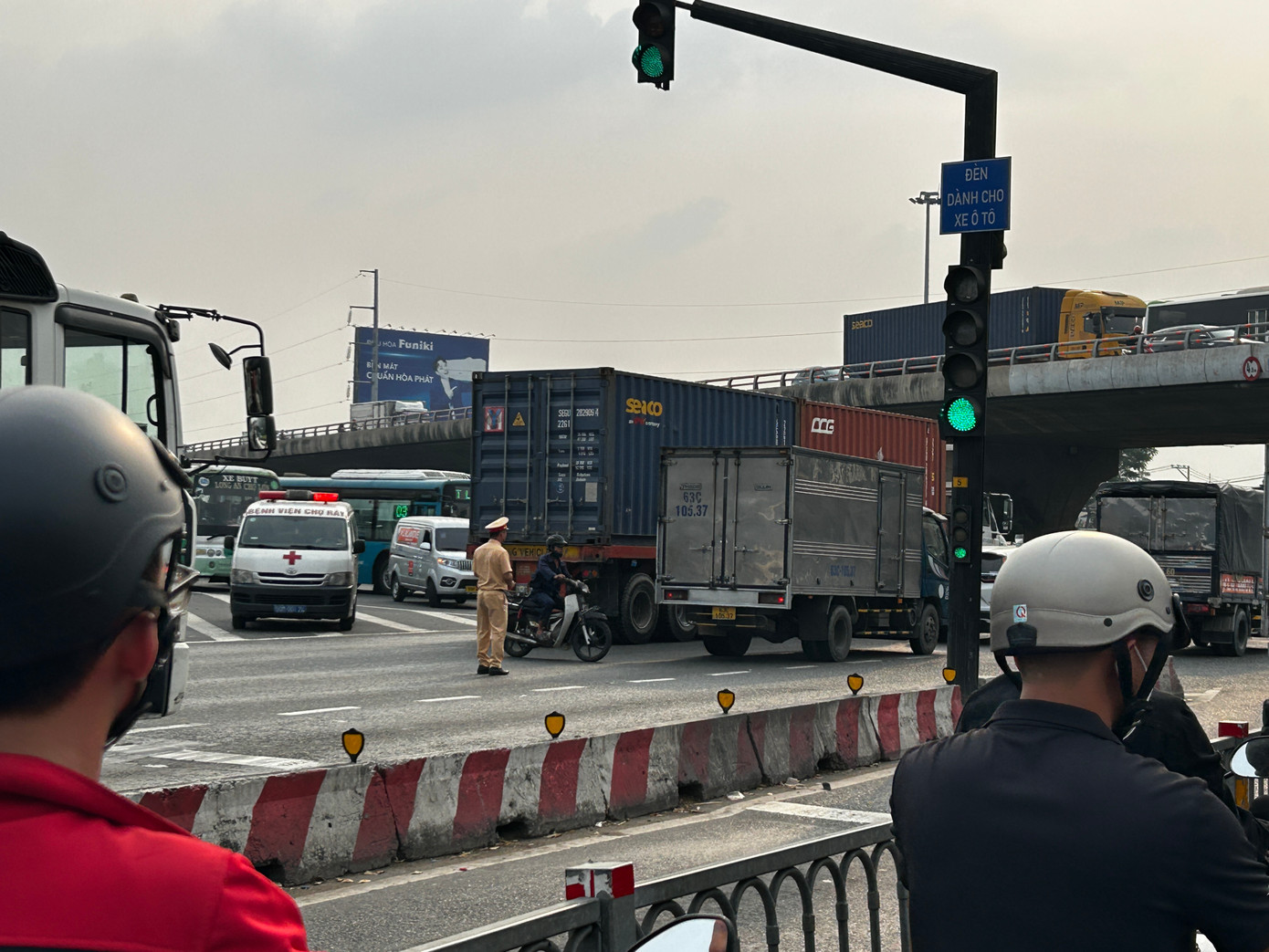 Nút giao Quốc lộ 1A- Lê Khả Phiêu- Nguyễn Văn Linh lượng phương tiện dồn ứ các hướng.