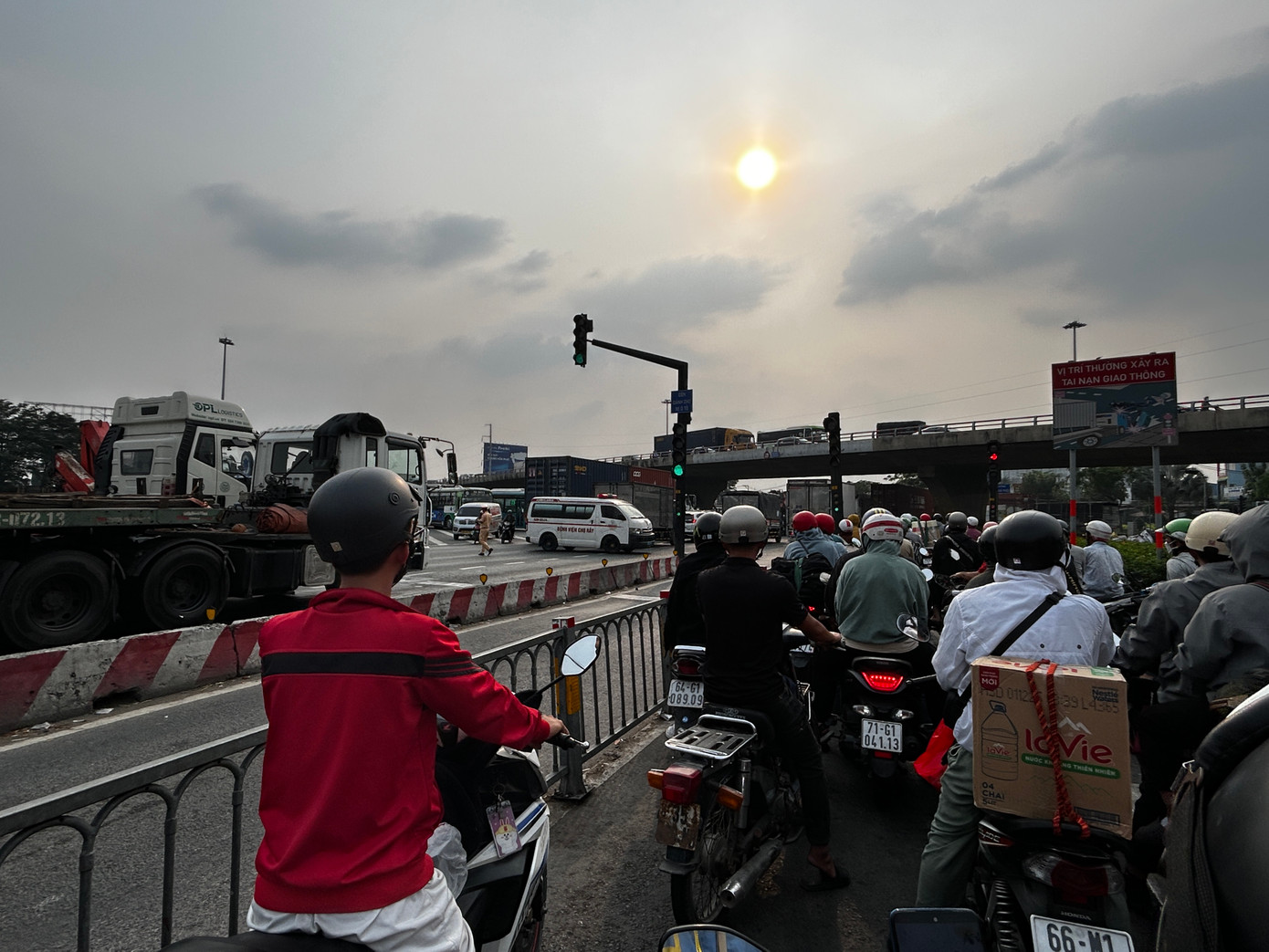 Nút giao Quốc lộ 1A- Lê Khả Phiêu- Nguyễn Văn Linh lượng phương tiện dồn ứ các hướng.