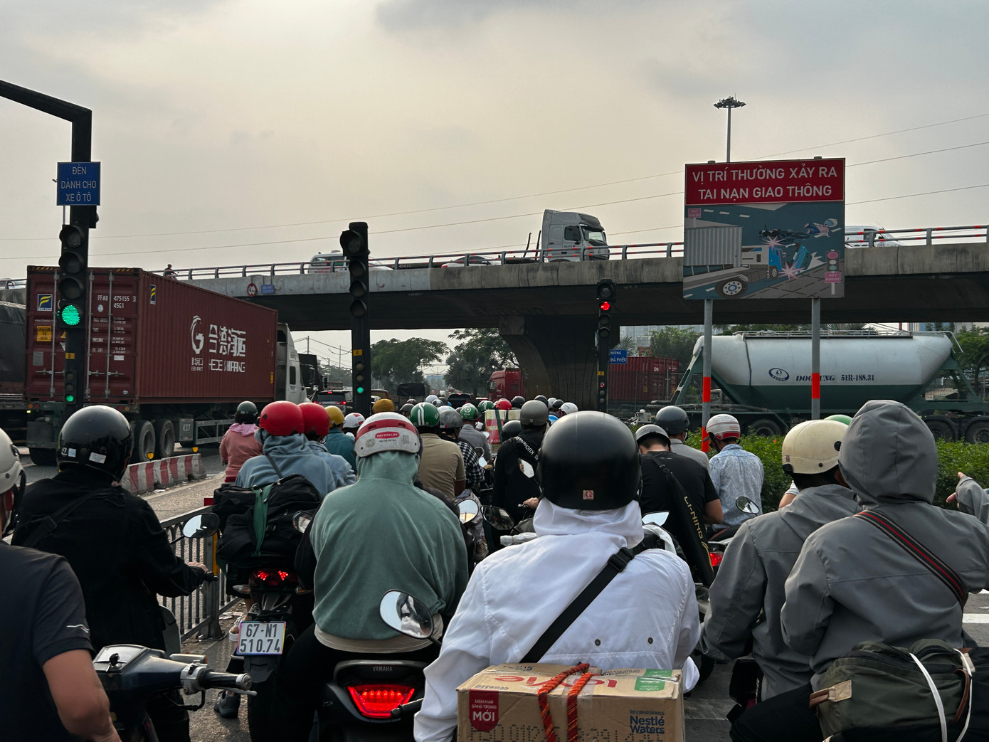 Nút giao Quốc lộ 1A- Lê Khả Phiêu- Nguyễn Văn Linh lượng phương tiện dồn ứ các hướng.