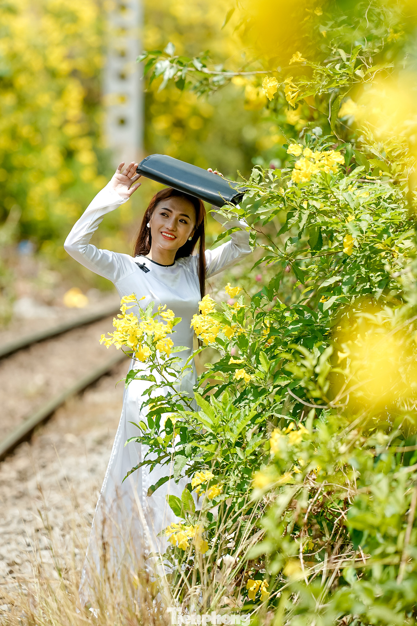 "Bản thân tôi cũng thích hoa huỳnh liên bởi ý nghĩa của nó. Huỳnh liên hoa vàng thường gắn liền với sự tươi mới, phát triển, thịnh vượng mang lại thành công trong công việc. Màu vàng tươi tắn của hoa huỳnh liên mang ý nghĩa biểu tượng cho sự may mắn trong cuộc sống", bạn Trinh Hồ (ảnh) chia sẻ.