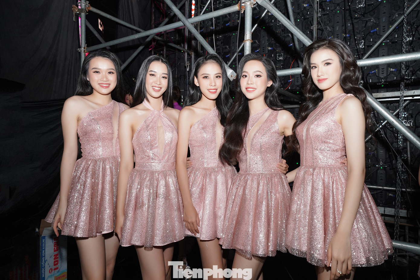Khoảnh khắc thân thiết của Á hậu Trịnh Thùy Linh, Á hậu Ngọc Hằng và các thí sinh Phương Trinh, Linh Thu và Mỹ Anh trước khi bước vào phần đồng diễn mở màn.