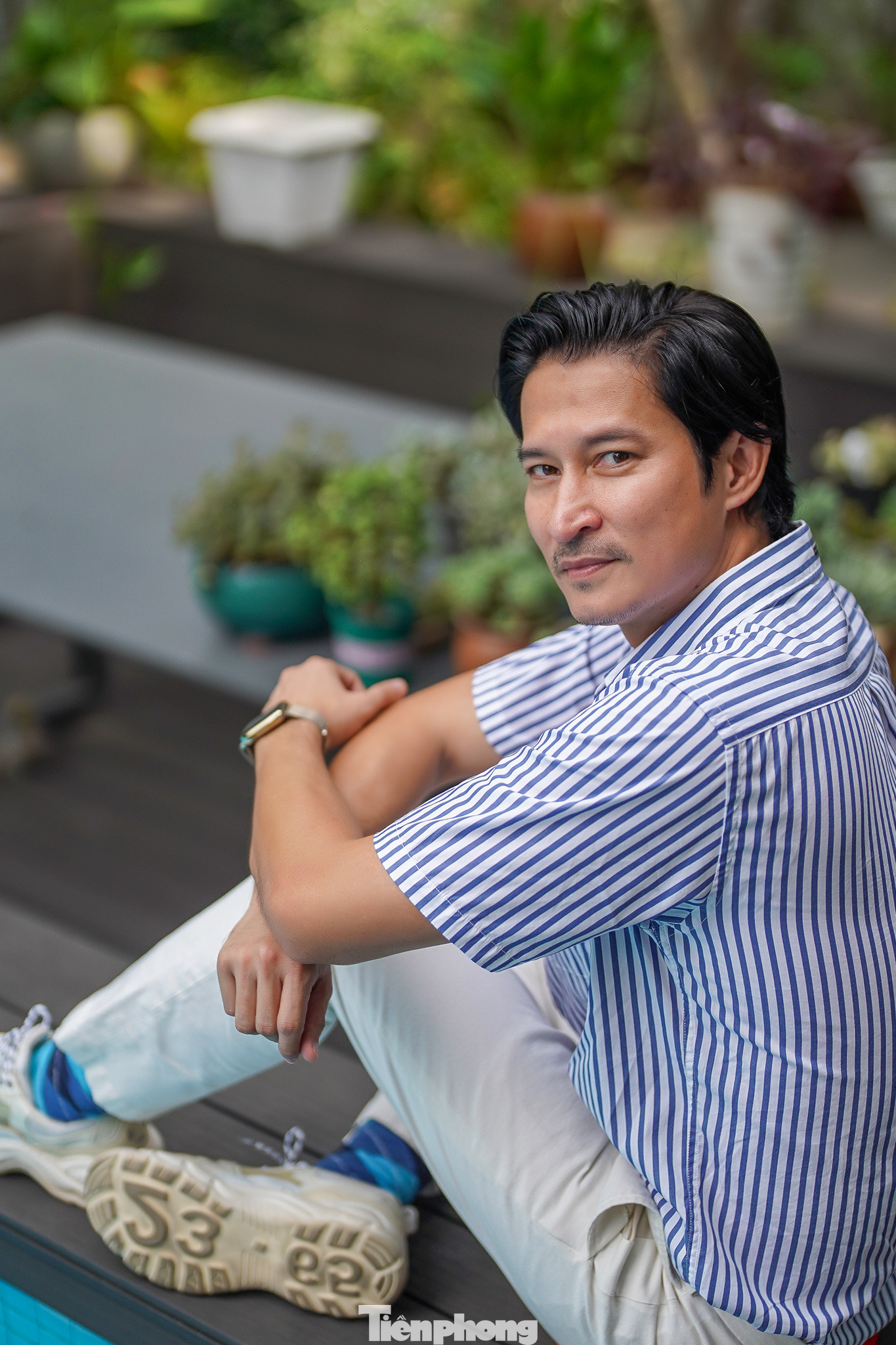 Trong phim mới, tạo hình của nam diễn viên khác xa hình tượng một Huy Khánh bảnh trai, đào hoa trên màn ảnh rộng, sóng truyền hình trước đây.