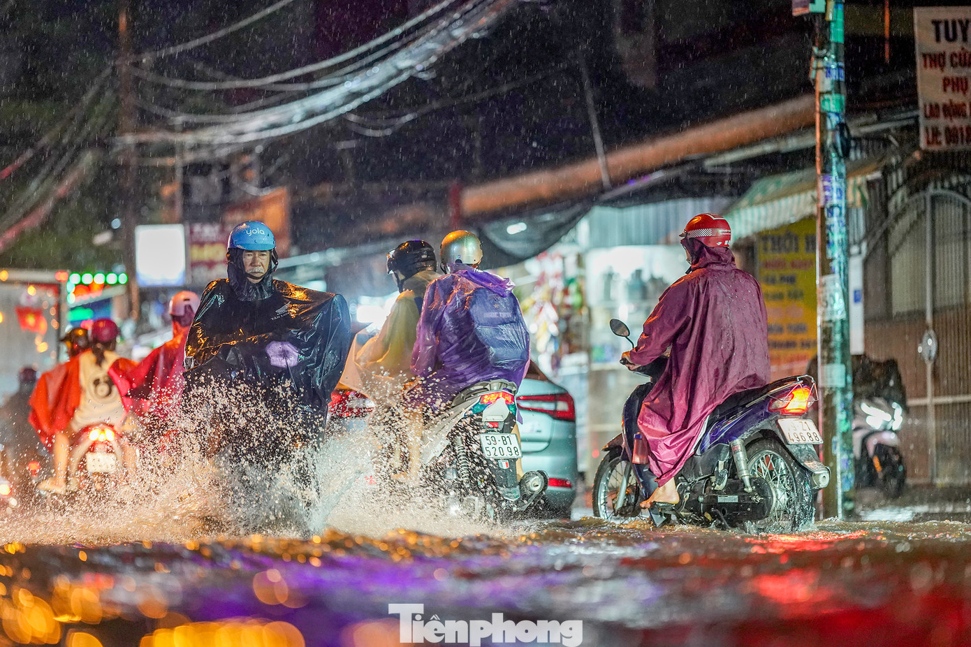 Chỉ sau hơn một giờ mưa, nước ở khu vực nút giao Thới Hòa - Quách Điêu dâng cao đến nửa bánh xe, thậm chí có nơi ngập đến yên xe máy, khiến việc di chuyển qua đây gần như là không thể.