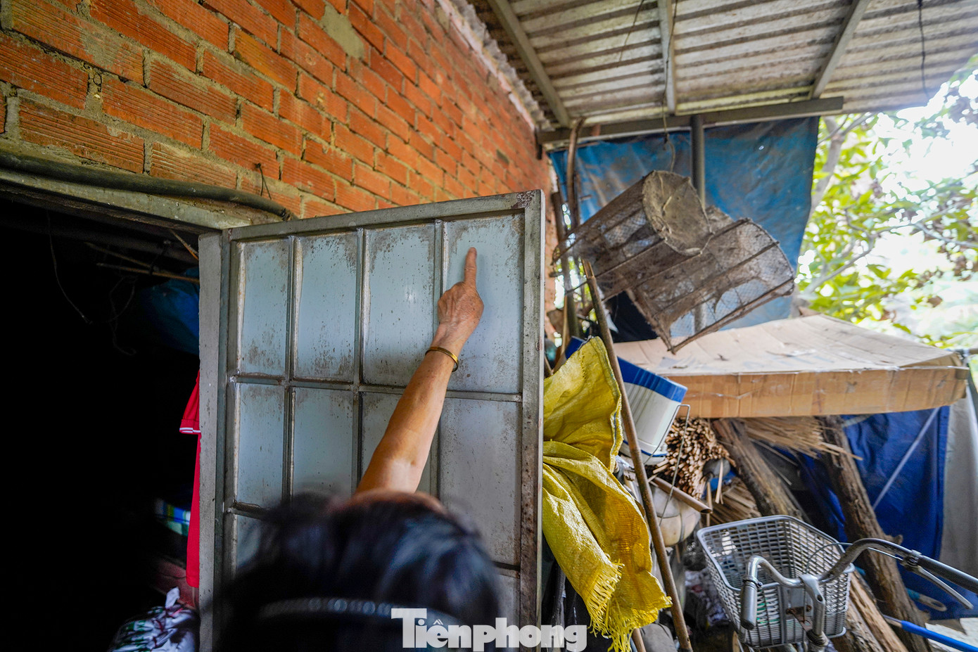 Chỉ tay vào cánh cửa, vật dụng duy nhất dùng để ngăn không khí ô nhiễm vào phòng ngủ, bà Năm ngán ngẩm, nói: “Mới dọn, chà rửa mà giờ lại đóng đầy bụi”. Chỉ tay vào cánh cửa, vật dụng duy nhất dùng để ngăn không khí ô nhiễm vào phòng ngủ, bà Năm ngán ngẩm, nói: “Mới dọn, chà rửa mà giờ lại đóng đầy bụi”.
