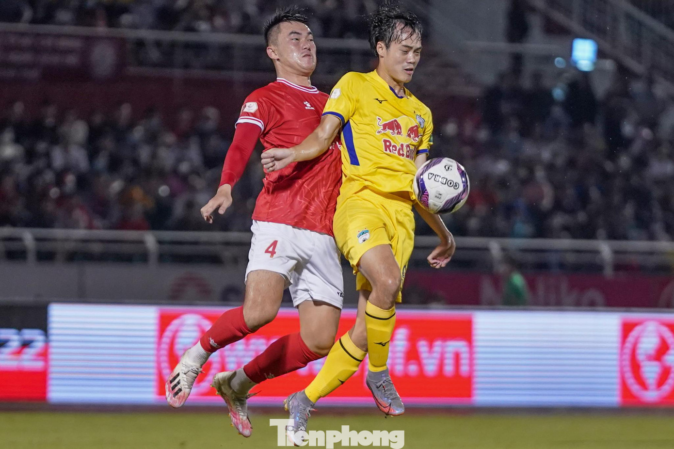 Văn Toàn gặp khó khăn khi TPHCM chơi áp sát, nhiều pha đi bóng tốc độ của cầu thủ số 9 bị bẻ gãy. Văn Toàn gặp khó khăn khi TPHCM chơi áp sát, nhiều pha đi bóng tốc độ của cầu thủ số 9 bị bẻ gãy.