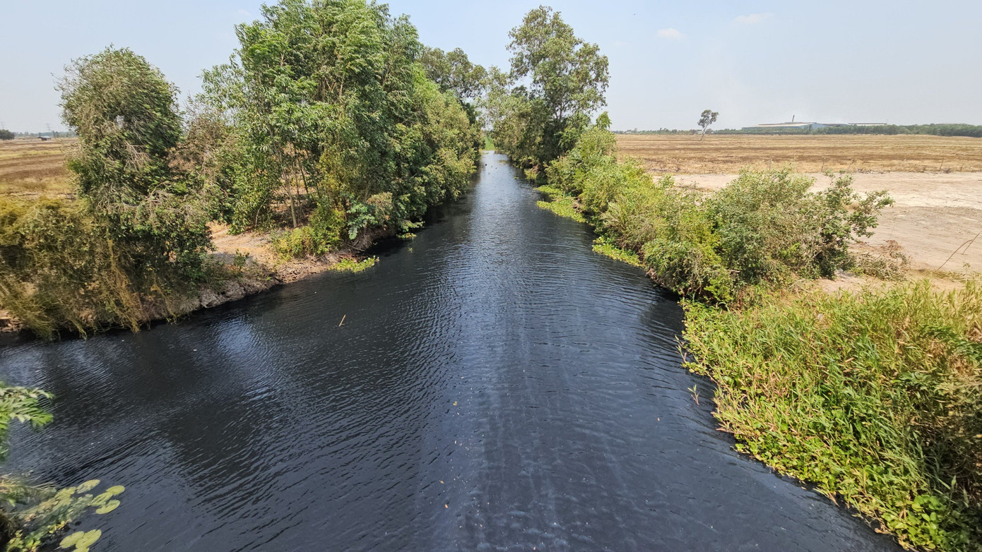 Nhiều đoạn kênh nước đen kịt, bốc mùi hôi thối. Kết quả phân tích, nước thải vượt quy chuẩn kỹ thuật về chất thải có độ pH từ 2 đến dưới 4, trong trường hợp thải lượng nước thải nhỏ hơn 5 m3/ngày (24 giờ). Đoàn kiểm tra lập biên bản vi phạm hành chính đối với Công ty TNHH An Hưng Nông. Nhiều đoạn kênh nước đen kịt, bốc mùi hôi thối. Kết quả phân tích, nước thải vượt quy chuẩn kỹ thuật về chất thải có độ pH từ 2 đến dưới 4, trong trường hợp thải lượng nước thải nhỏ hơn 5 m3/ngày (24 giờ). Đoàn kiểm tra lập biên bản vi phạm hành chính đối với Công ty TNHH An Hưng Nông.